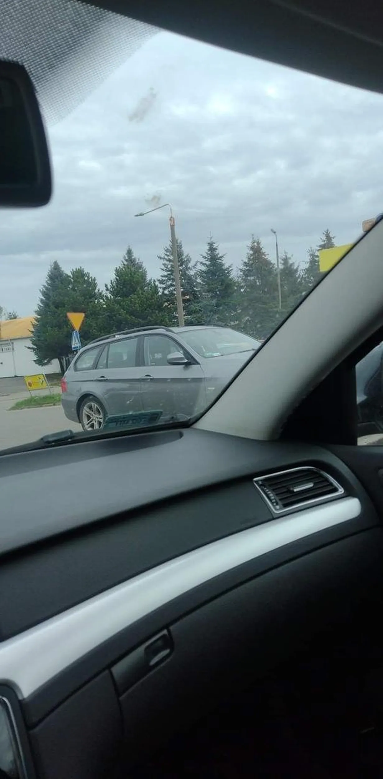 Dosłownie mistrz parkowania xd widać ze typowy kierowca BMW co myśli ze mu wszytko wolno