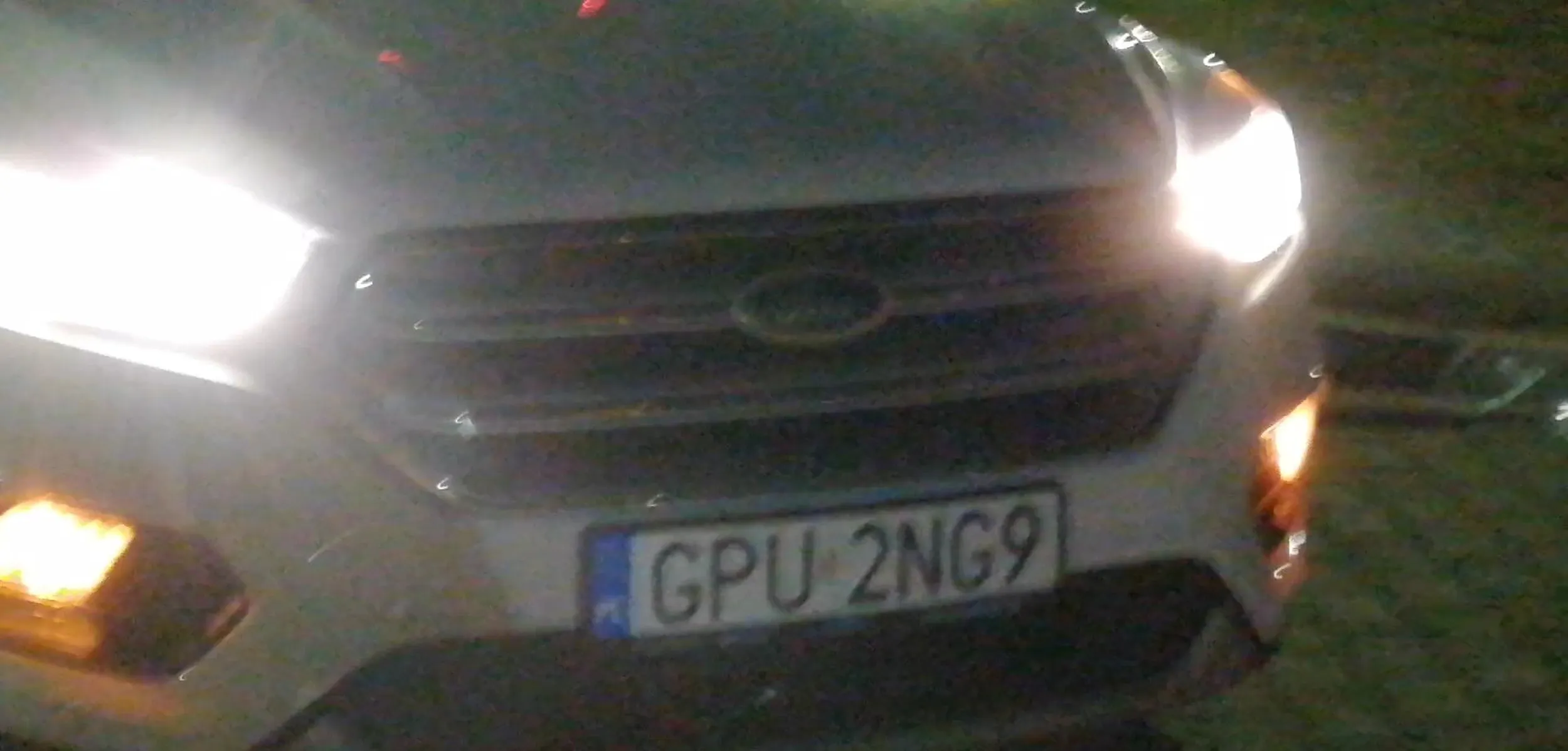 Szedłem sobie po jezdni za znakiem D-40 (Strefa zamieszkania) i nagle zauważyłem, że jakieś starsze małżeństwo w białym Fordzie zaczęło wyjeżdżać z miejsca postojowego. Starszy Pan za kierownicą prawie mnie potrącił, następnie kilkukrotnie zastukałem z otwartej pięści w samochód celem ostrzeżenia go (zwykłe pukanie w karoserie, żadnych uszkodzeń), że tuż za samochodem znajduje się pieszy. Parę chwil dalej z otwartego okna starsza kobieta zaczęła wysuwać jakieś uwagi w moją stronę, że dlaczego chodzę po ulicy skoro obok jest chodnik no to tłumaczę im, że tam jest znak ,,Strefa Zamieszkania" i mogę chodzić po całej szerokości jezdni na co Pan kilkukrotnie starał się mnie przekrzyczeć, że powinienem chodzić po chodniku. Jeżeli znajduję się za znakiem D-40 to mogę chodzić nawet w poprzek jezdni mimo pięciu chodników obok i tak zrobiłem, gdyż chodniki są wąskie i są przerywane wjazdami do podziemnych hal garażowych. W pewnym momencie w przypływie emocji szarpnąłem za klamkę samochodu (tutaj