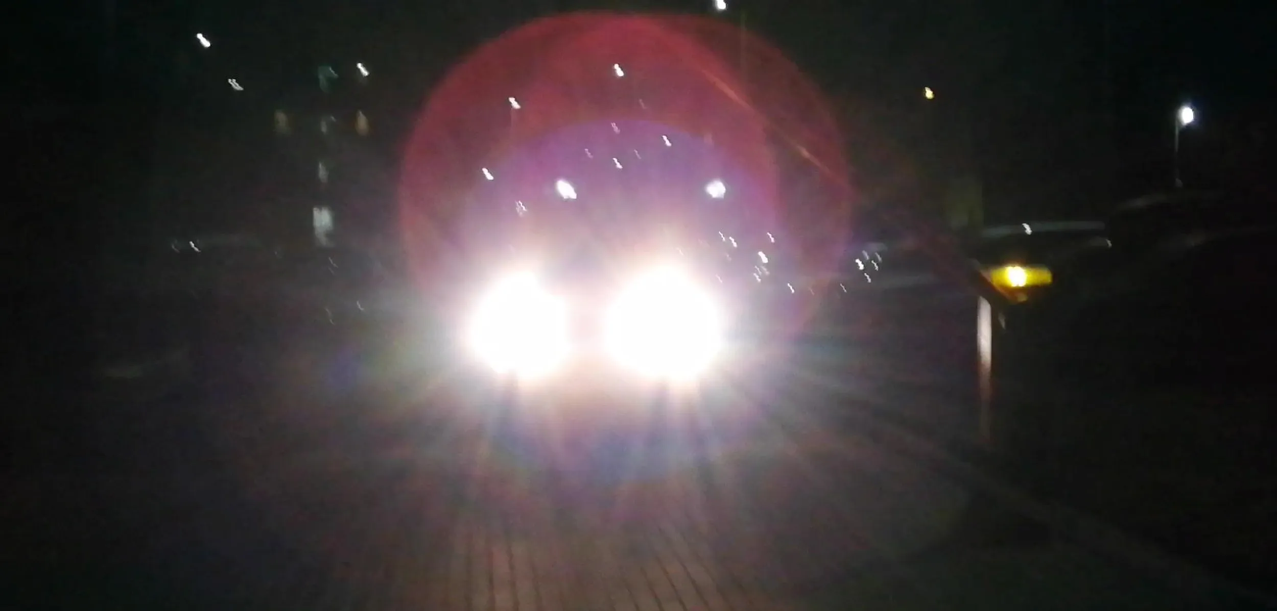 Szedłem sobie po jezdni za znakiem D-40 (Strefa zamieszkania) i nagle zauważyłem, że jakieś starsze małżeństwo w białym Fordzie zaczęło wyjeżdżać z miejsca postojowego. Starszy Pan za kierownicą prawie mnie potrącił, następnie kilkukrotnie zastukałem z otwartej pięści w samochód celem ostrzeżenia go (zwykłe pukanie w karoserie, żadnych uszkodzeń), że tuż za samochodem znajduje się pieszy. Parę chwil dalej z otwartego okna starsza kobieta zaczęła wysuwać jakieś uwagi w moją stronę, że dlaczego chodzę po ulicy skoro obok jest chodnik no to tłumaczę im, że tam jest znak ,,Strefa Zamieszkania" i mogę chodzić po całej szerokości jezdni na co Pan kilkukrotnie starał się mnie przekrzyczeć, że powinienem chodzić po chodniku. Jeżeli znajduję się za znakiem D-40 to mogę chodzić nawet w poprzek jezdni mimo pięciu chodników obok i tak zrobiłem, gdyż chodniki są wąskie i są przerywane wjazdami do podziemnych hal garażowych. W pewnym momencie w przypływie emocji szarpnąłem za klamkę samochodu (tutaj