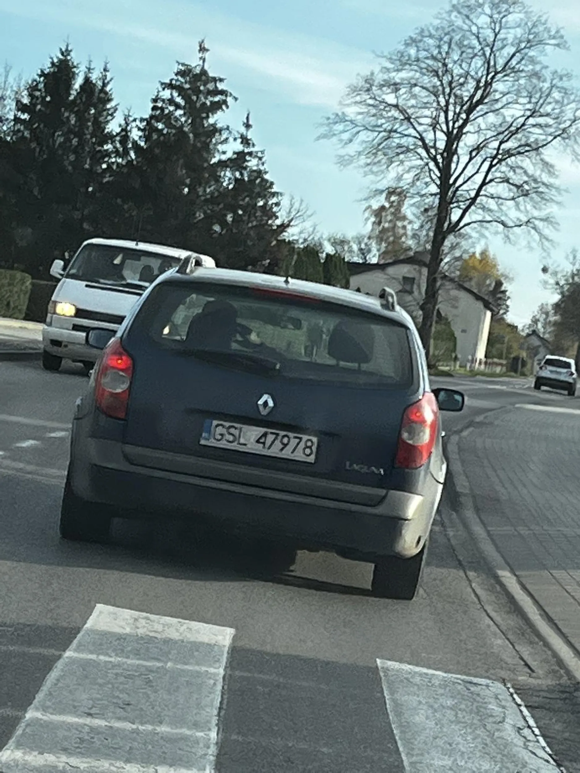 Chłop jedzie 30km/h i hamuje w losowych momentach, a potem okazuje się, że przy okazji rozmawia przez telefon.