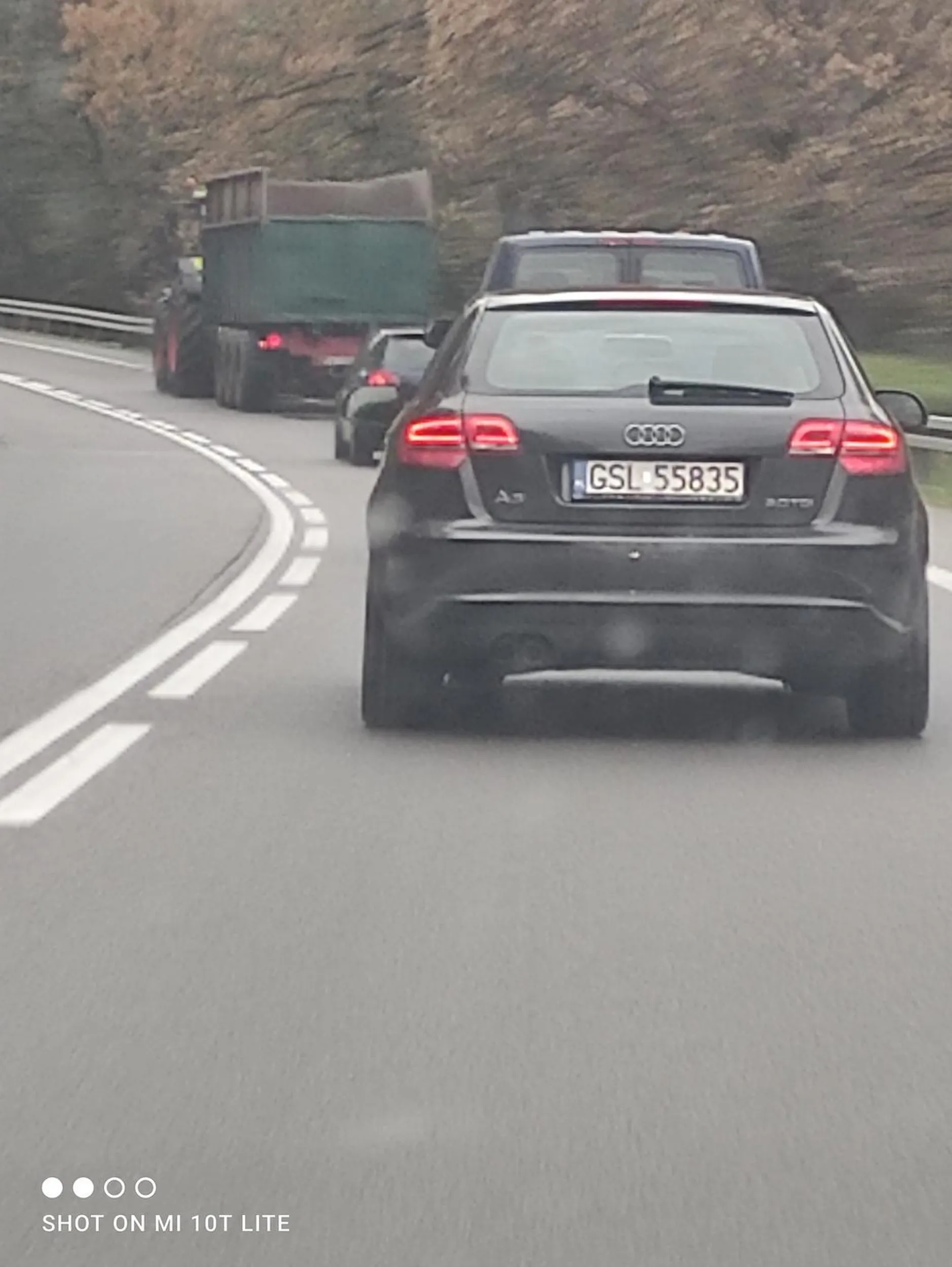 parówa nie patrzy w lusterka i zajeżdża drogę podczas wyprzedzania stwarzając tym zagrożenie