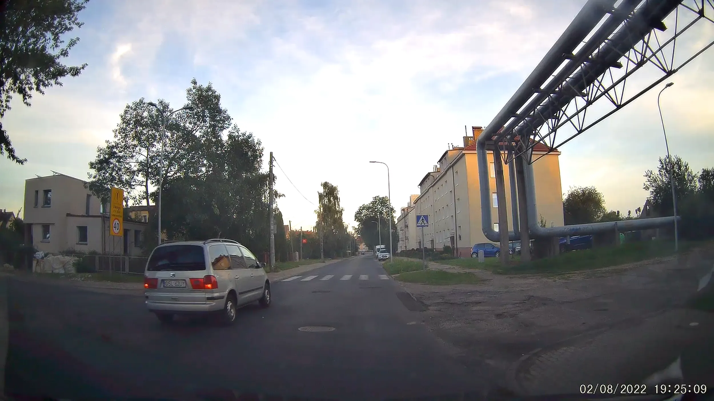 Kierowca wyprzedza na skrzyżowaniu kiedy pojazd poprzedzający skręca w lewo sygnalizując manewr kierunkowskazem.