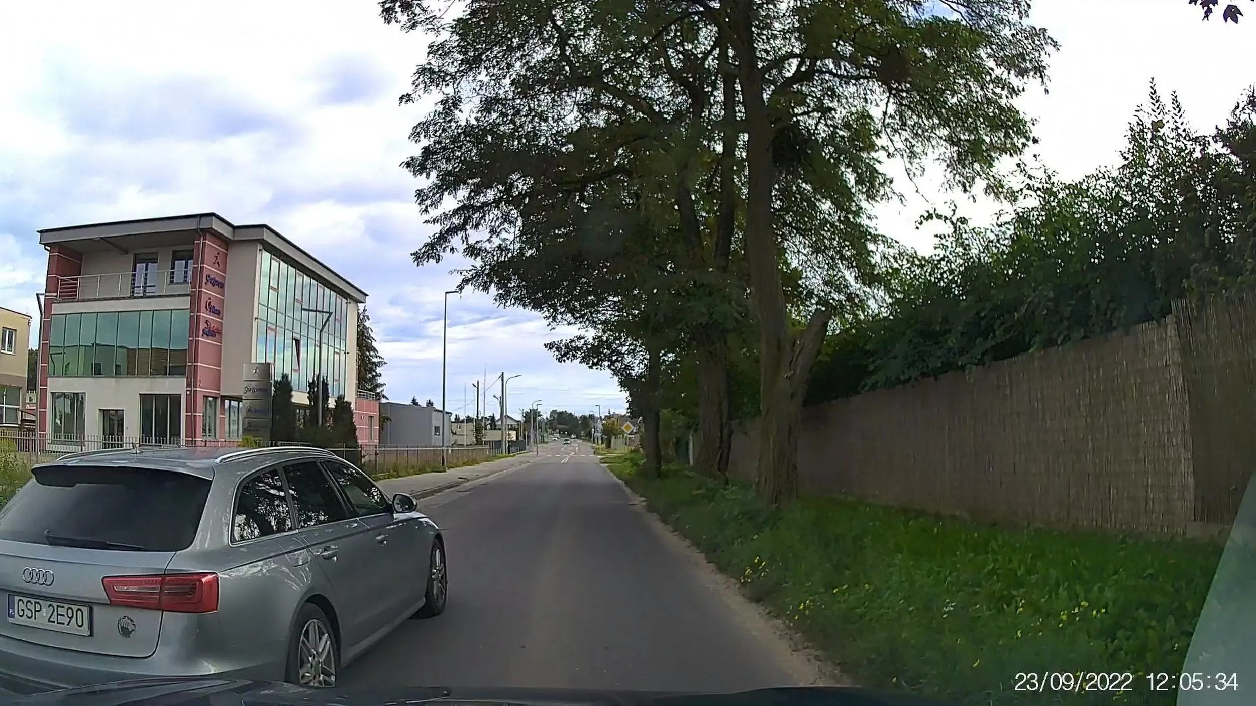 Jeśli ci się nie podoba czyjeś stosowanie się do znaków ograniczenia prędkości, to nie okazuj tego wyprzedzaniem w  maskę szmaciarzu, bo jak skończy mi się zawieszenie wyroku, to pojadę za tobą i tą poradę wyjaśnię ci między oczy.