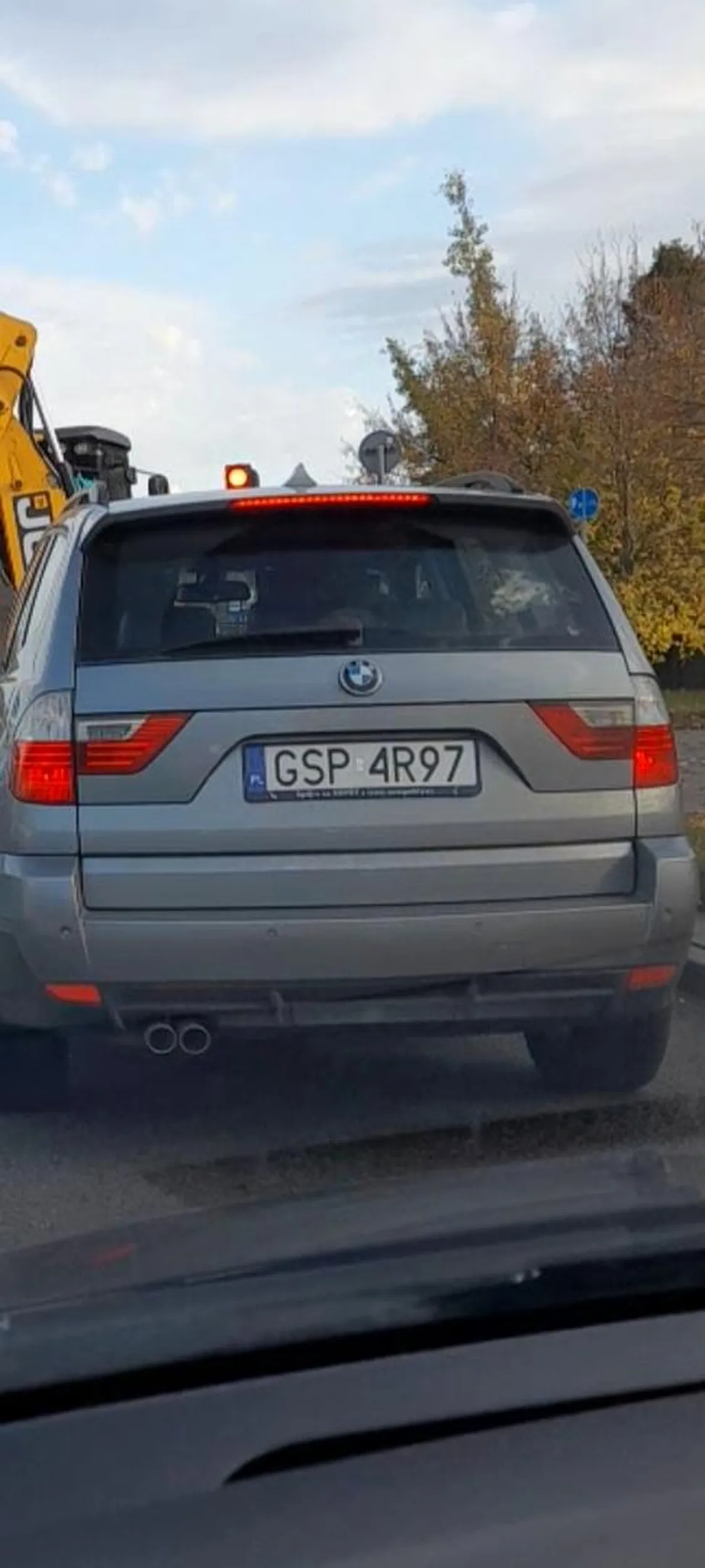 Zamiast siedzieć w telefonie podczas jazdy patrz na drogę pusta blondi