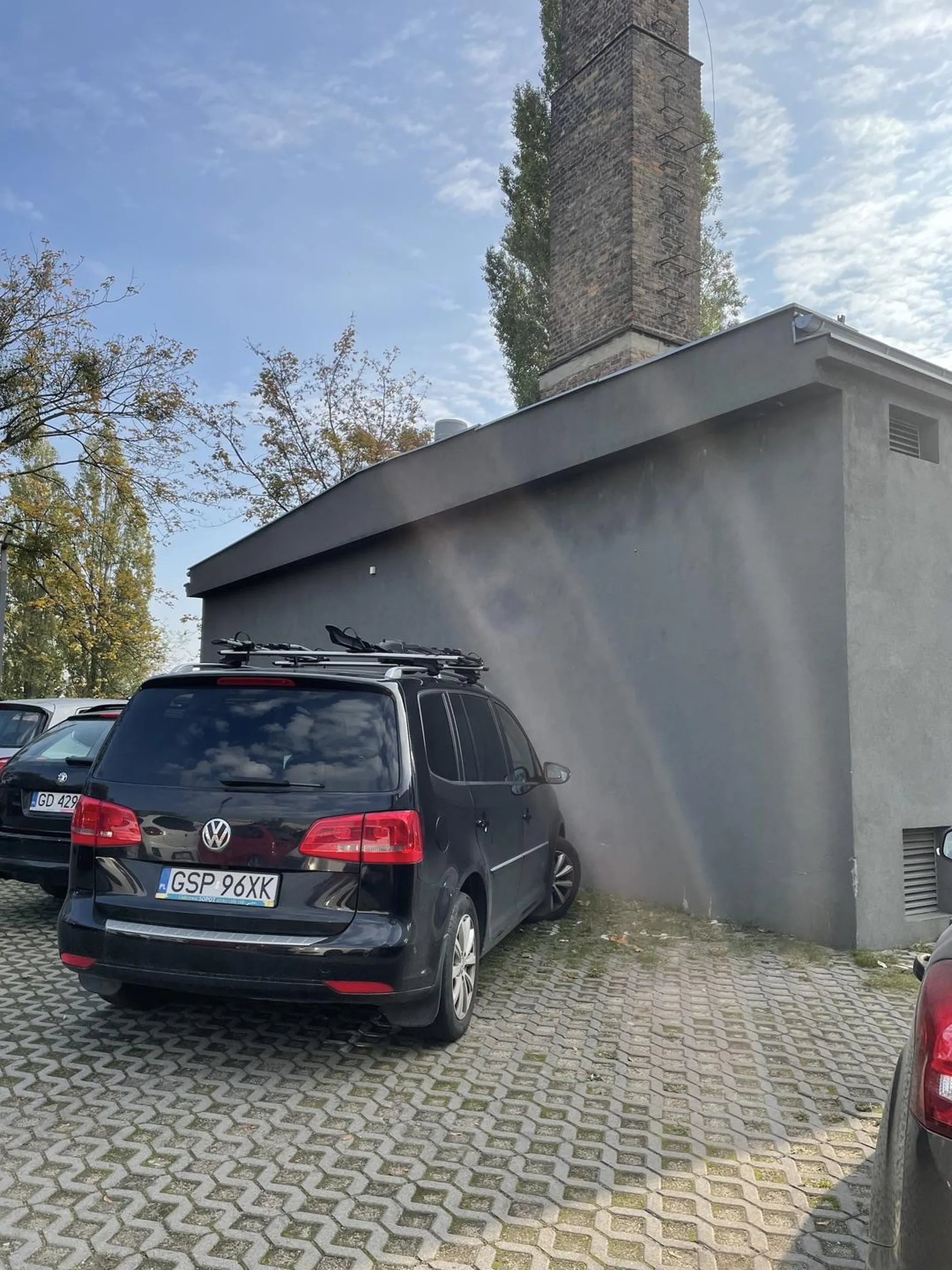 Proszę nauczyć się jeździć i parkować. Jak nie, to proszę nie utrudniać innym życia i stawać tam, gdzie się nie koliduje z innymi.