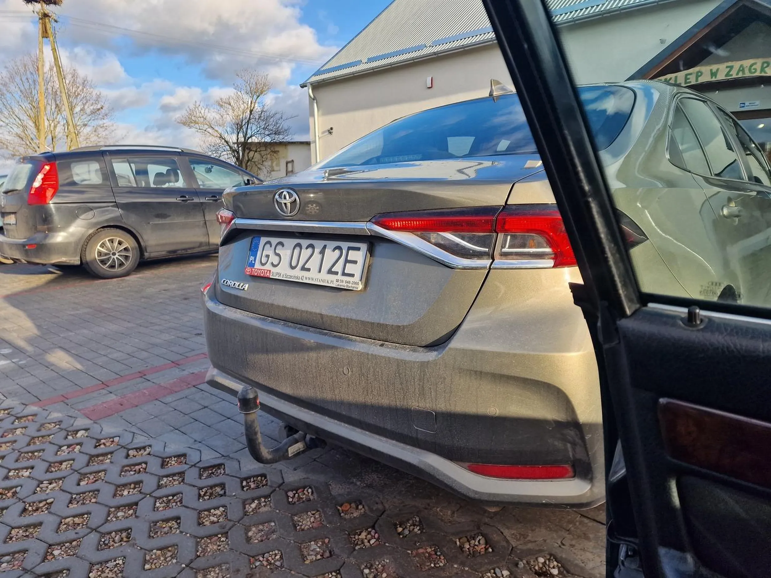 Starszy pan nie zna przepisów drogowych Wyprzedzam go na przerywanej a on jak już jestem na lewym pasie włącza kierunkowskaz w lewo i trąbi bo skręcić chciał.... Po rozmowie nic do niego nie dochodzi niestety... Przypominam była przerywana