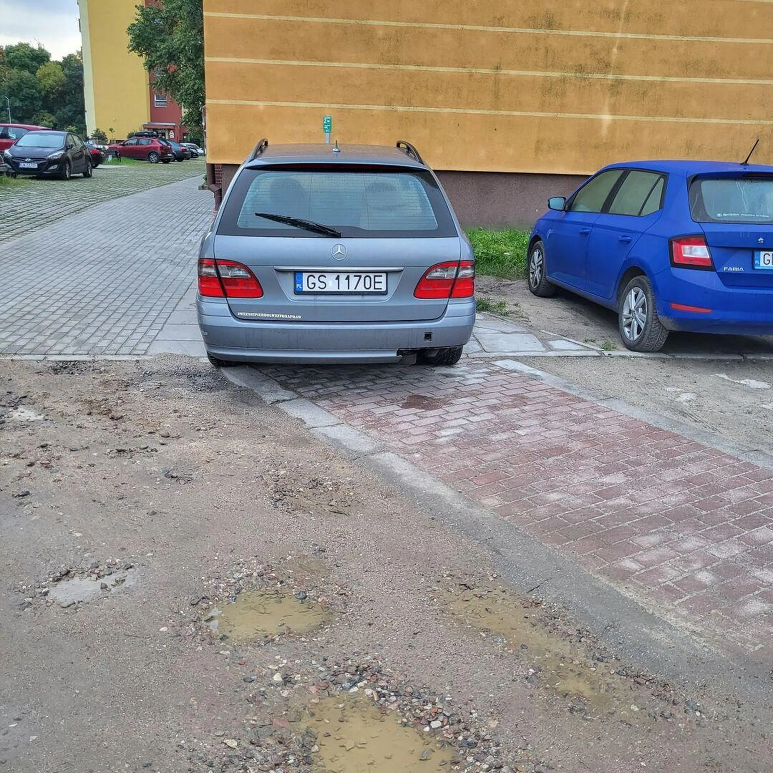 Chyba chodnik zbudowali nie w tym miejscu co trzeba