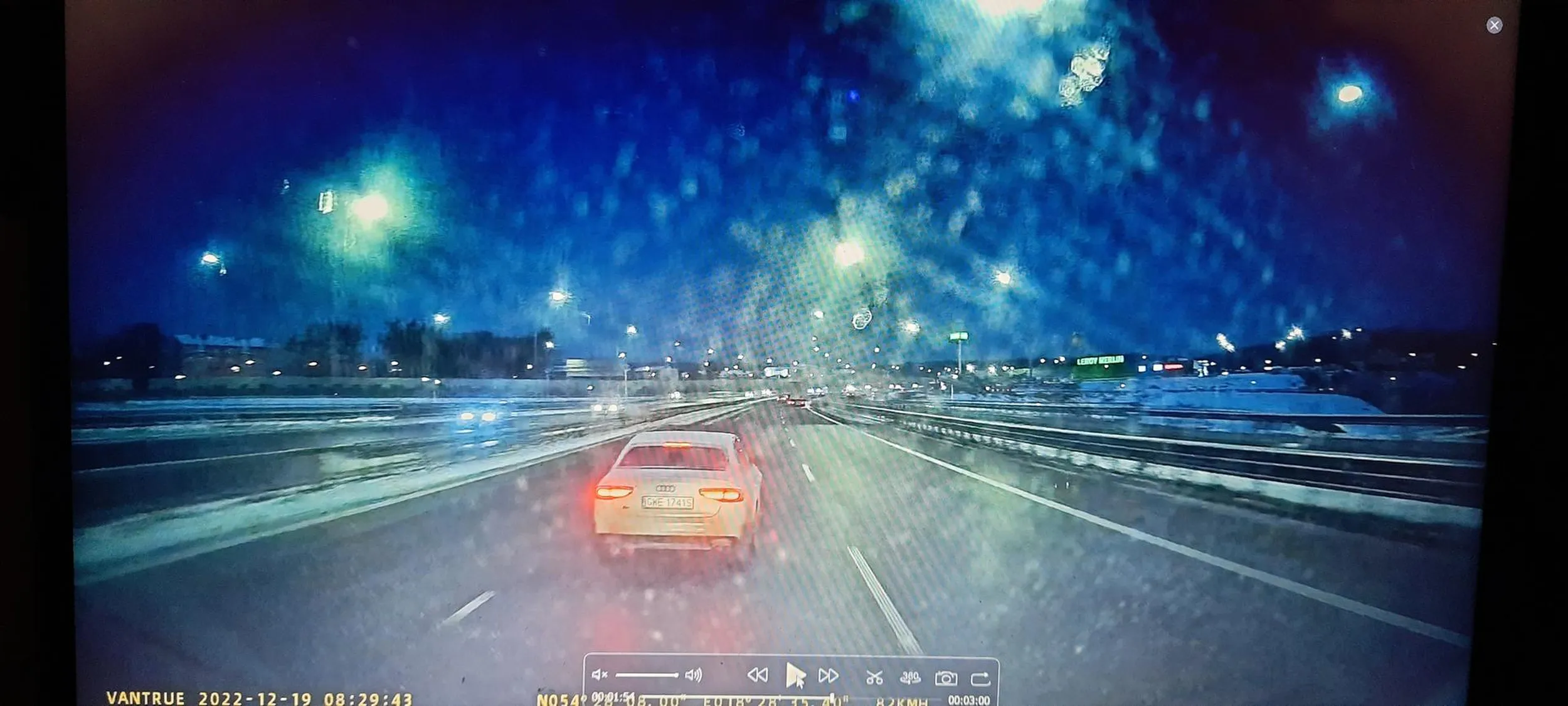 Białe Audi - zajeżdża drogę na S6 (węzeł Wielki Kack) i w sposób umyślny i bezmyślny powoduje niebezpieczeństwo na drodze wyhamowując pojazd jadący z prawidłową prędkością niemal do 0 (na drodze ekspresowej).