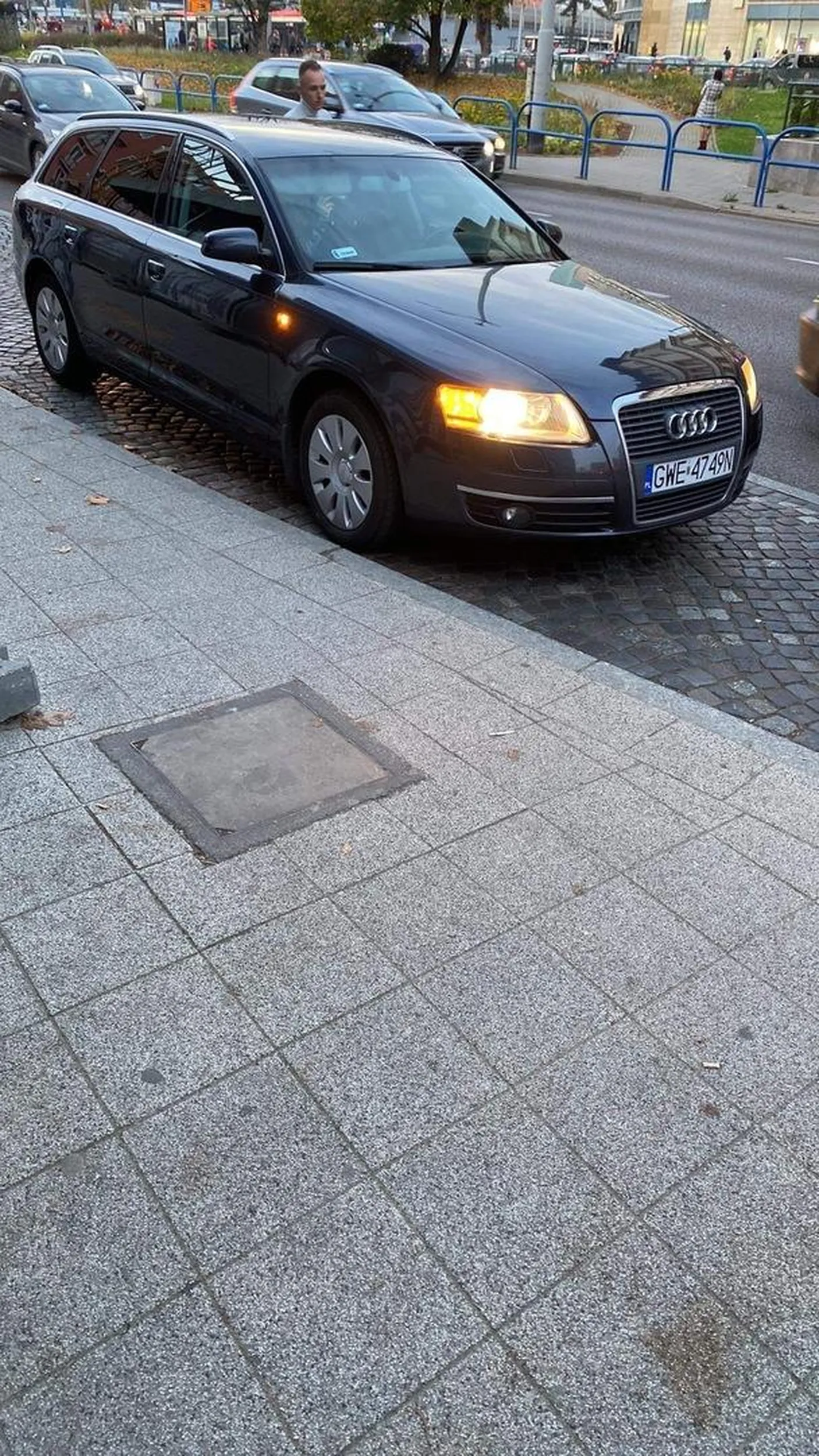 Kierowca i pasażer zostawili samochod na światłach awaryjnych na przystanku pod galerią bałtycką aby ich dziecko mogło się wysikać na przystanku.