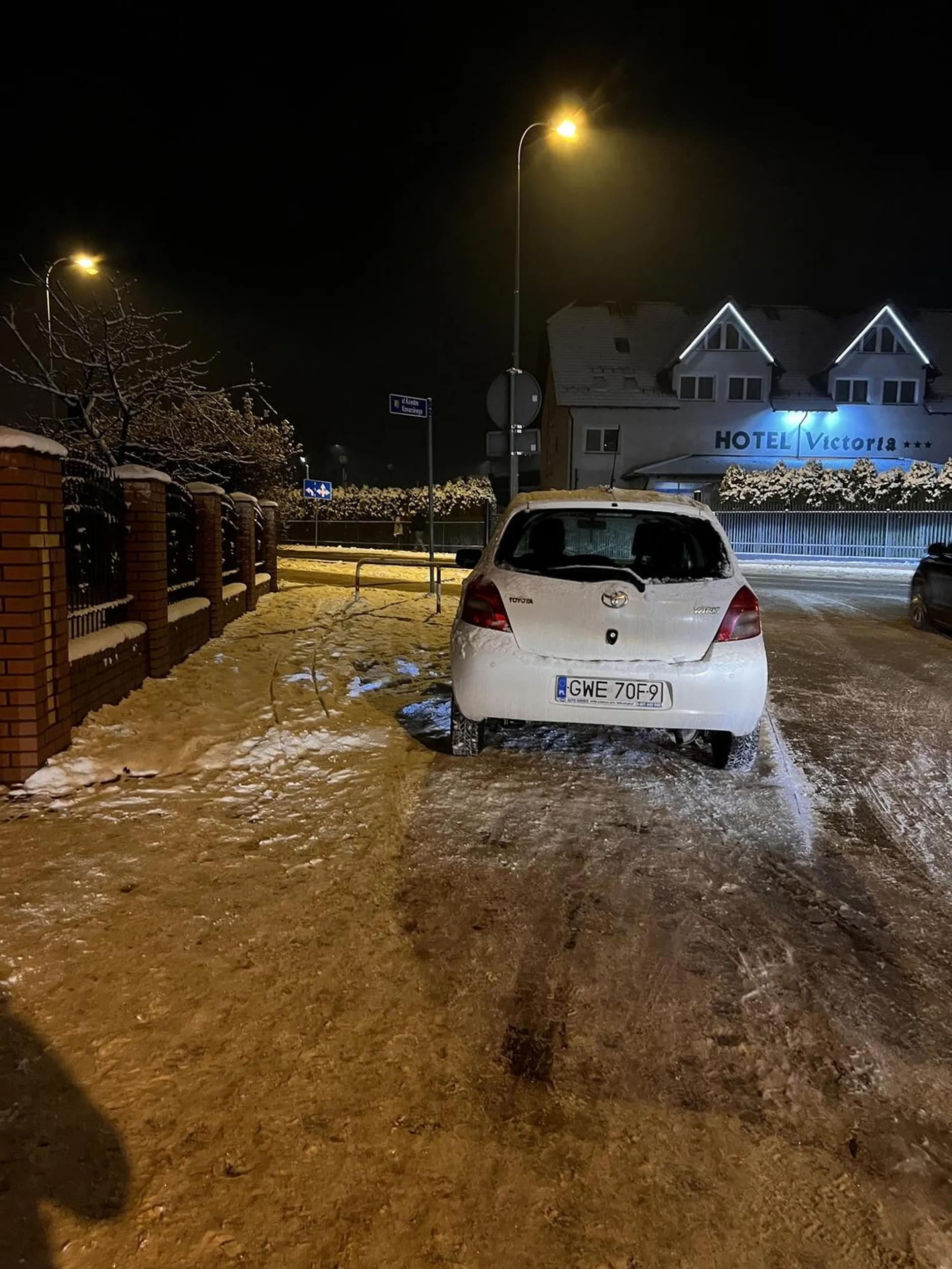 Zakaz parkowania na którym delikwent zaparkował prawdopodobnie nie dotyczy chodnika. Oczywiście 1,5m miejsca dla pieszego zostało zachowane na jezdni lub na trawniku.