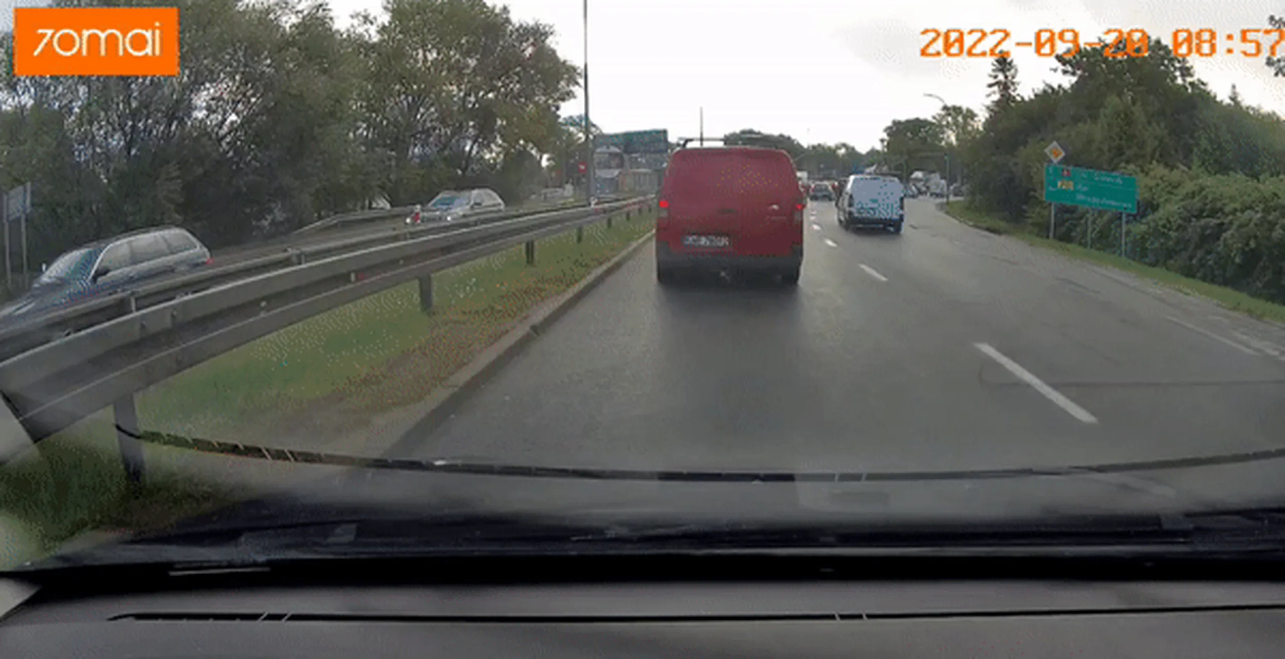 Boli kierunkowskaz? Zamiast dać wcześniej znać i innym okazję się ominąć to pan i władca Głównej Wsi Europy ma każdego w poważaniu