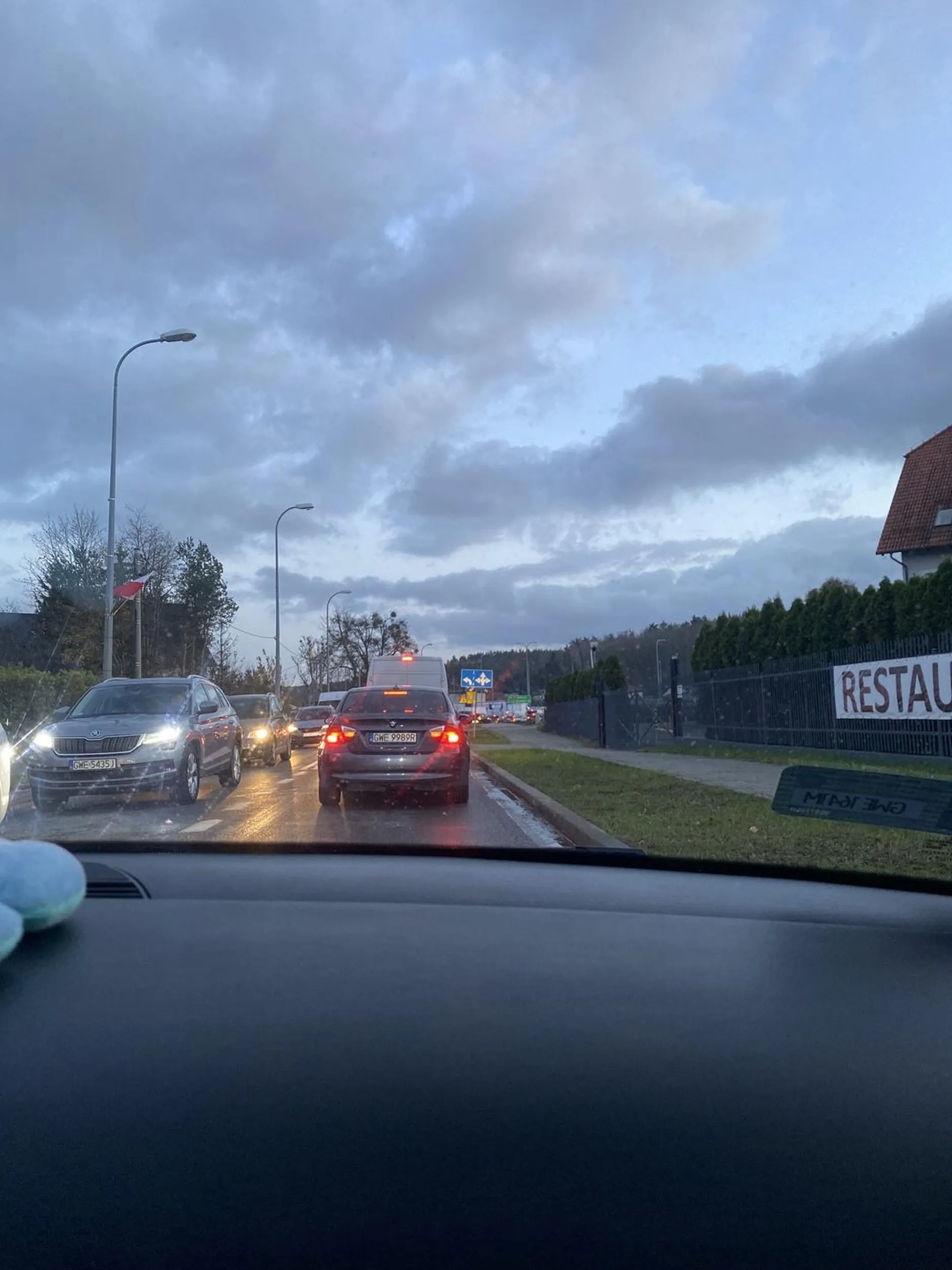 Jeździ jak chce lekceważy przepisy, oraz zajeżdża drogę wpychając się na drogę z pierwszeństwem.