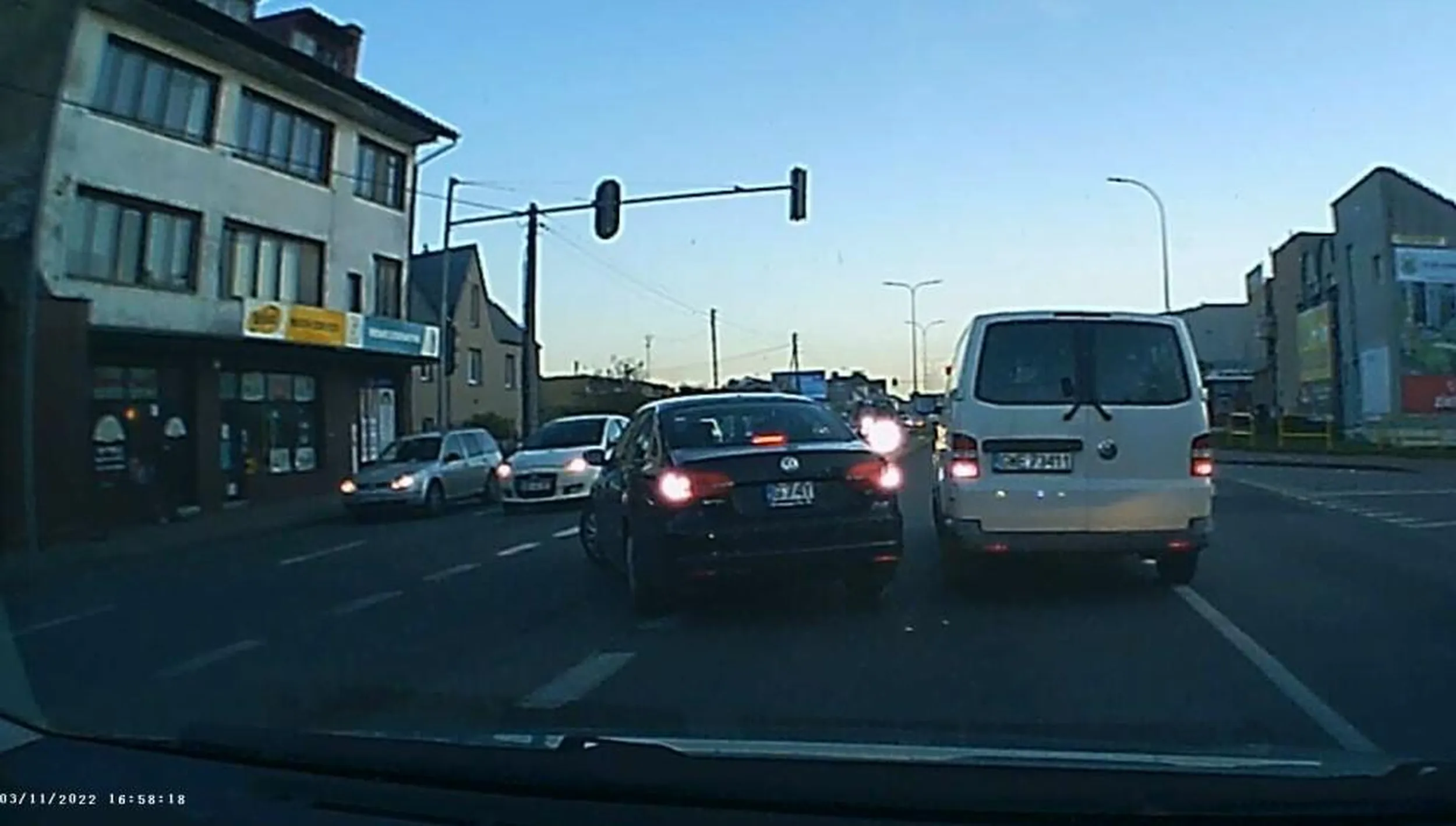 Okazuje się, że kierowca tego VW wymaga nie tylko specjalnej tablicy, ale i specjalnej troski. Zawraca na DK6 w Redzie w miejscu niedozwolonym i blokuje ruch na lewym pasie. Przyda się mu sprawdzenie kwalifikacji. Zrzut z filmu, film ciekawszy.