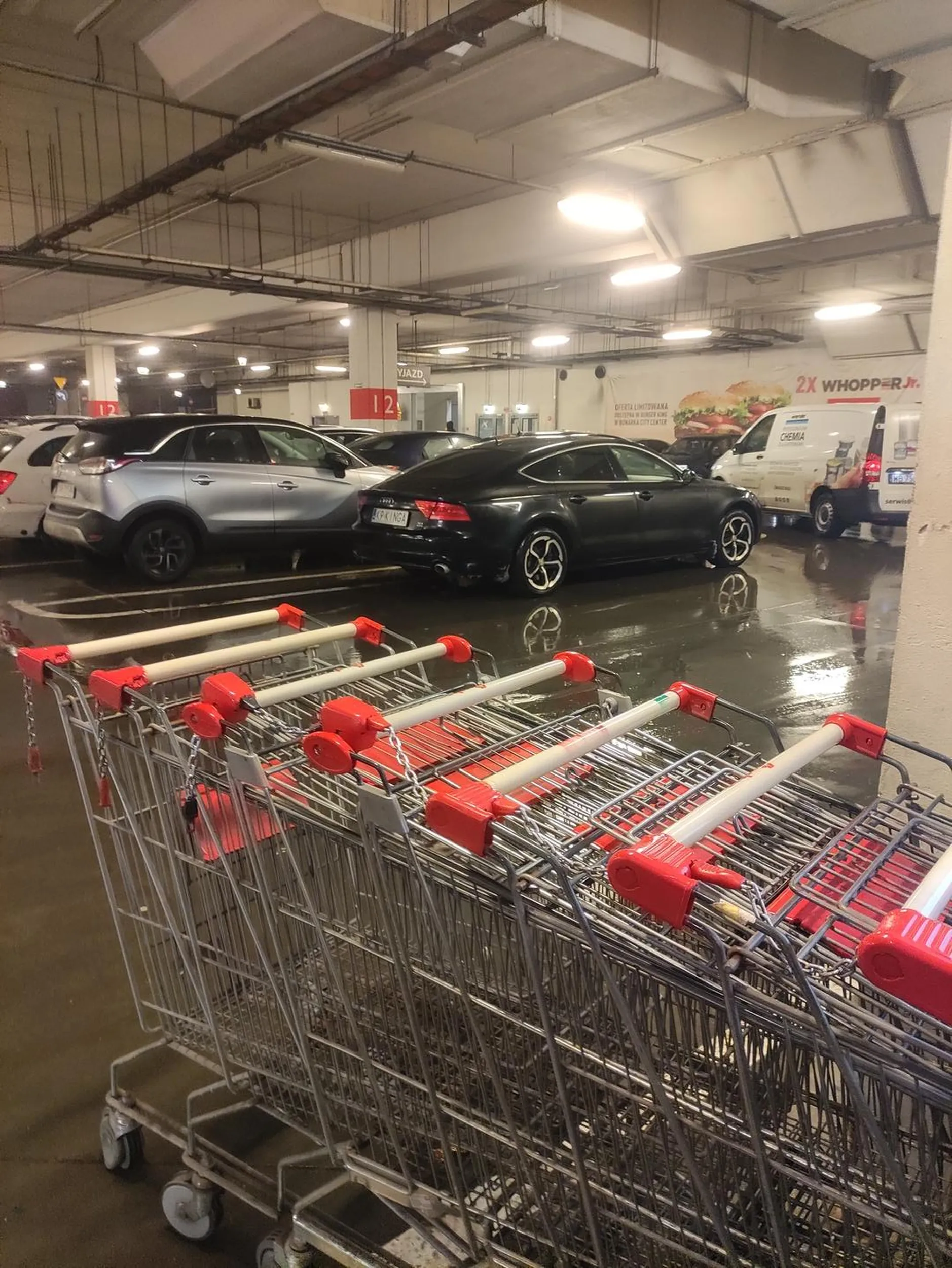 Cały parking pusty ale najlepiej stanąć jak najbliżej wejścia