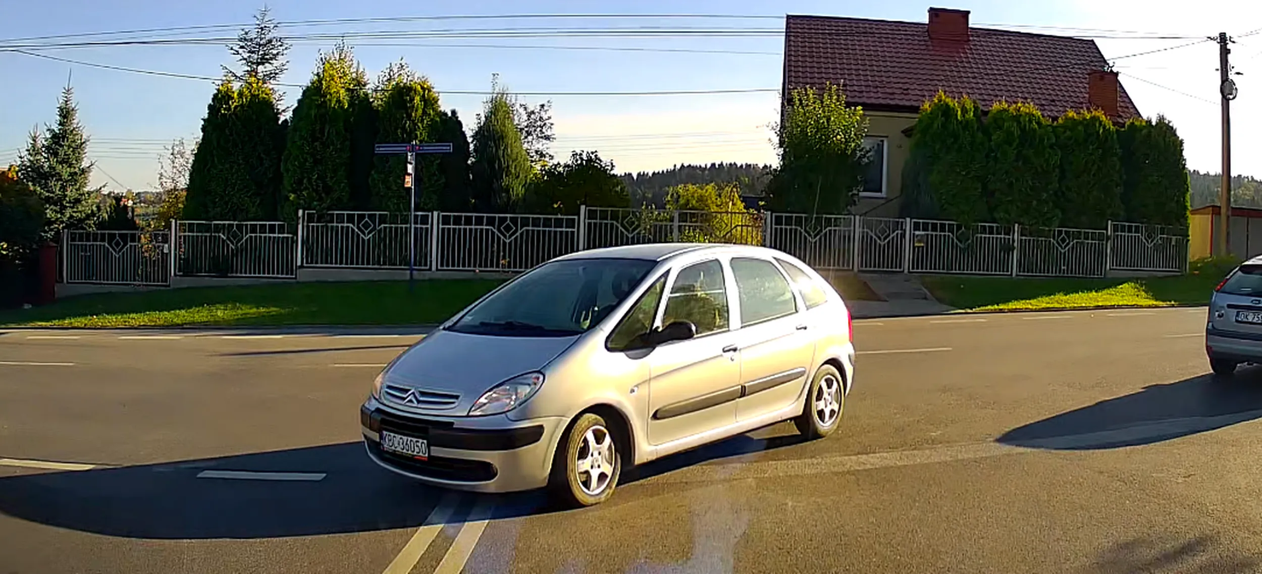 Baran nie umie jeździć, ścina skrzyżowanie! Wystraczyło nie hamować z piskiem opon i kretyn by miał cały bok rozwalony.