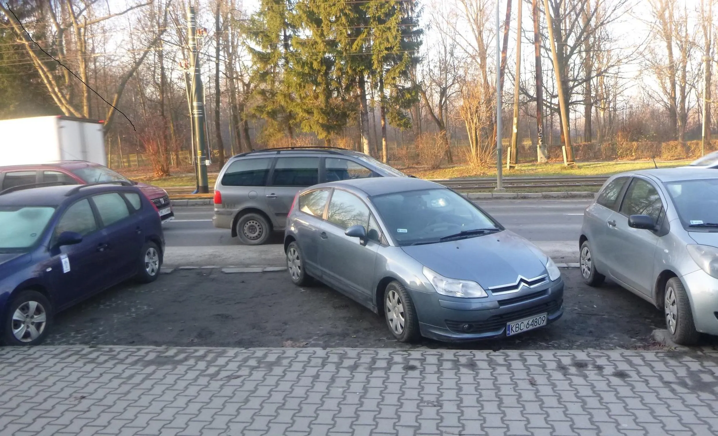 Na parkingu przy ulicy Ujastek, przed biurowcem Aurum każde miejsce parkingowe jest na wagę złota. Kierowcy, którym braknie miejsca, muszą jeździć na odległe parkingi i tam go szukać. Tymczasem burak z powiatu bocheńskiego przyjechał do Krakowa wprowadzać swoje zasady