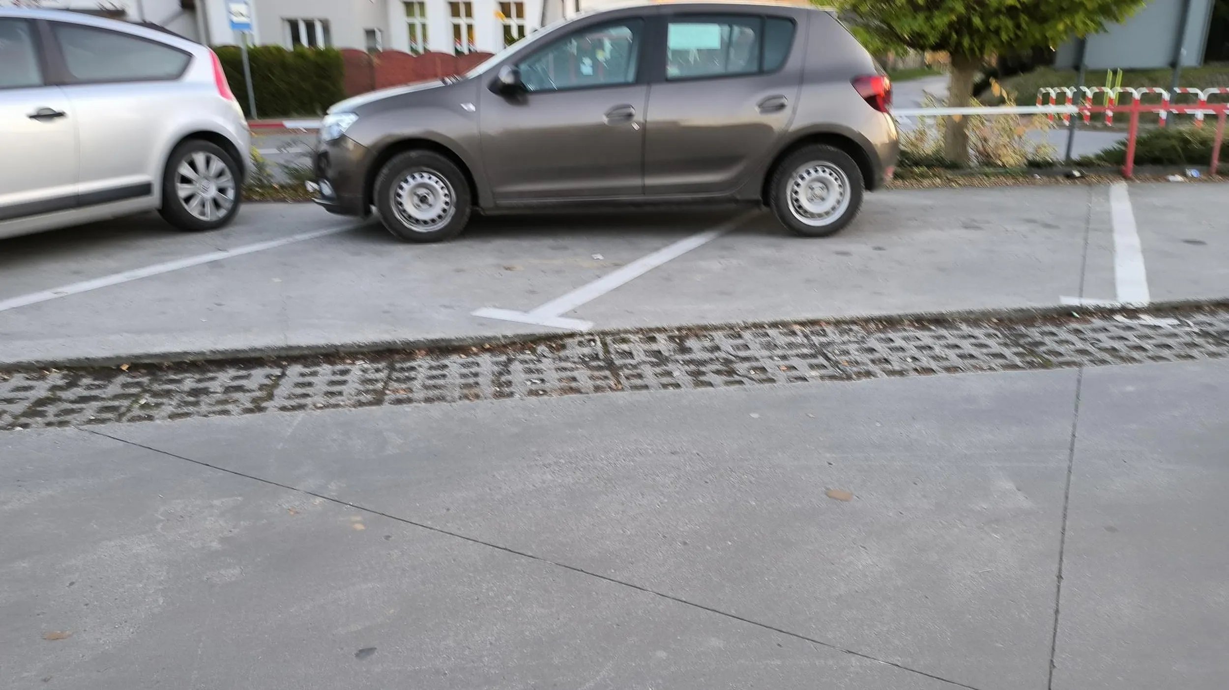 Dacia (sandero?). Bardzo dużo miejsca na parkingu.