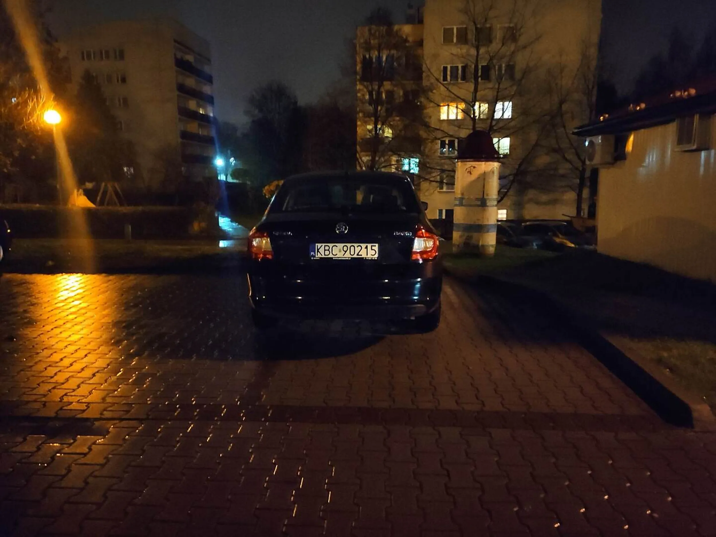 Samolubny bucu! Jeśli nie umiesz jeździć, kup sobie fotel bujany, a samochód sprzedaj! Jeśli chcesz umieć parkować, idź na kurs, poproś o rady. Jeśli jesteś po prostu zapatrzonym w siebie bucem, który nawet na zatłoczonym osiedlu parkuje na dwóch miejscach - życzę Ci wszystkiego najgorszego.