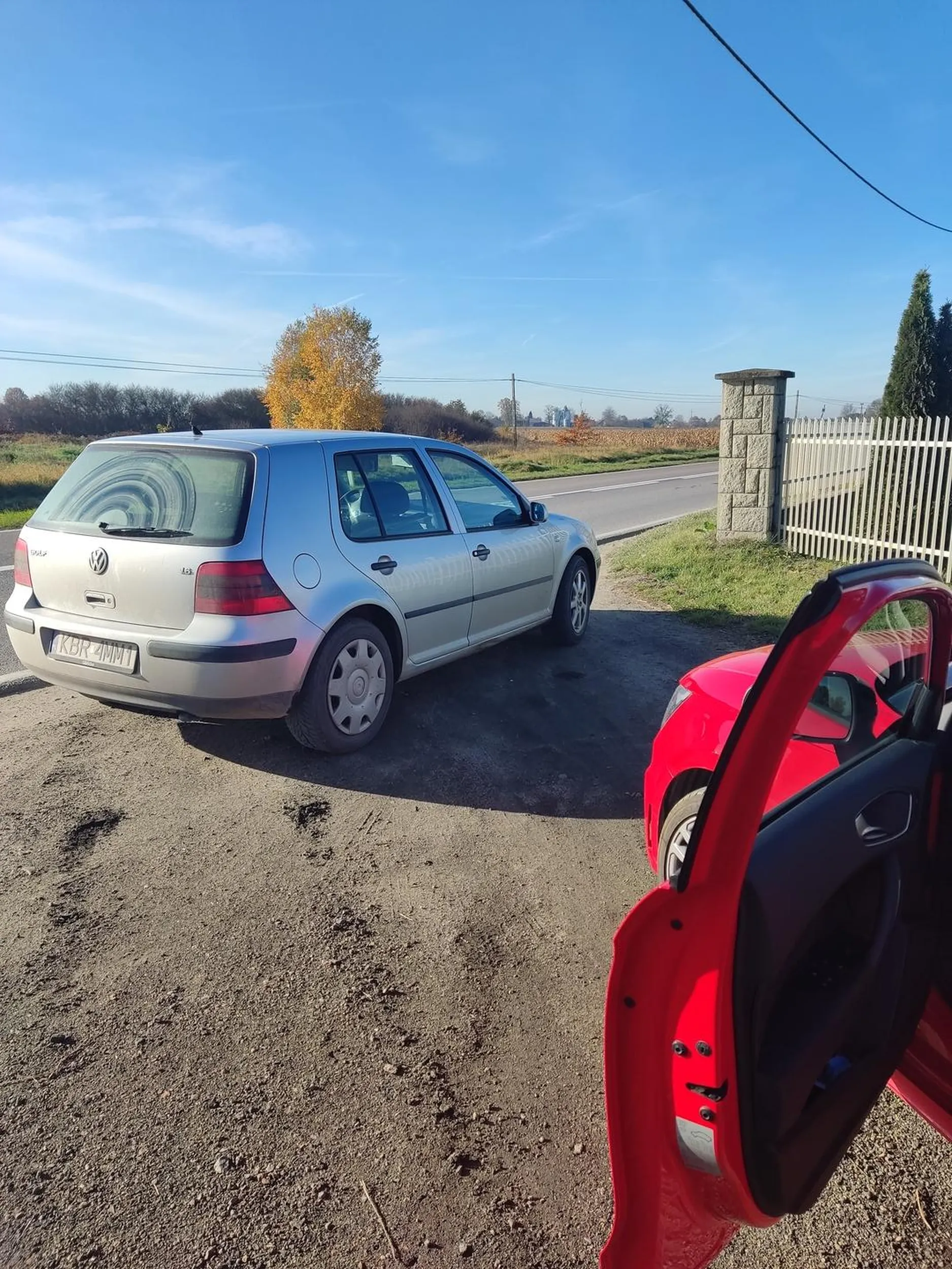 Parkowanie ala gówno mnie obchodzi, że ktoś chce wyjechać, a mi wszystko można.