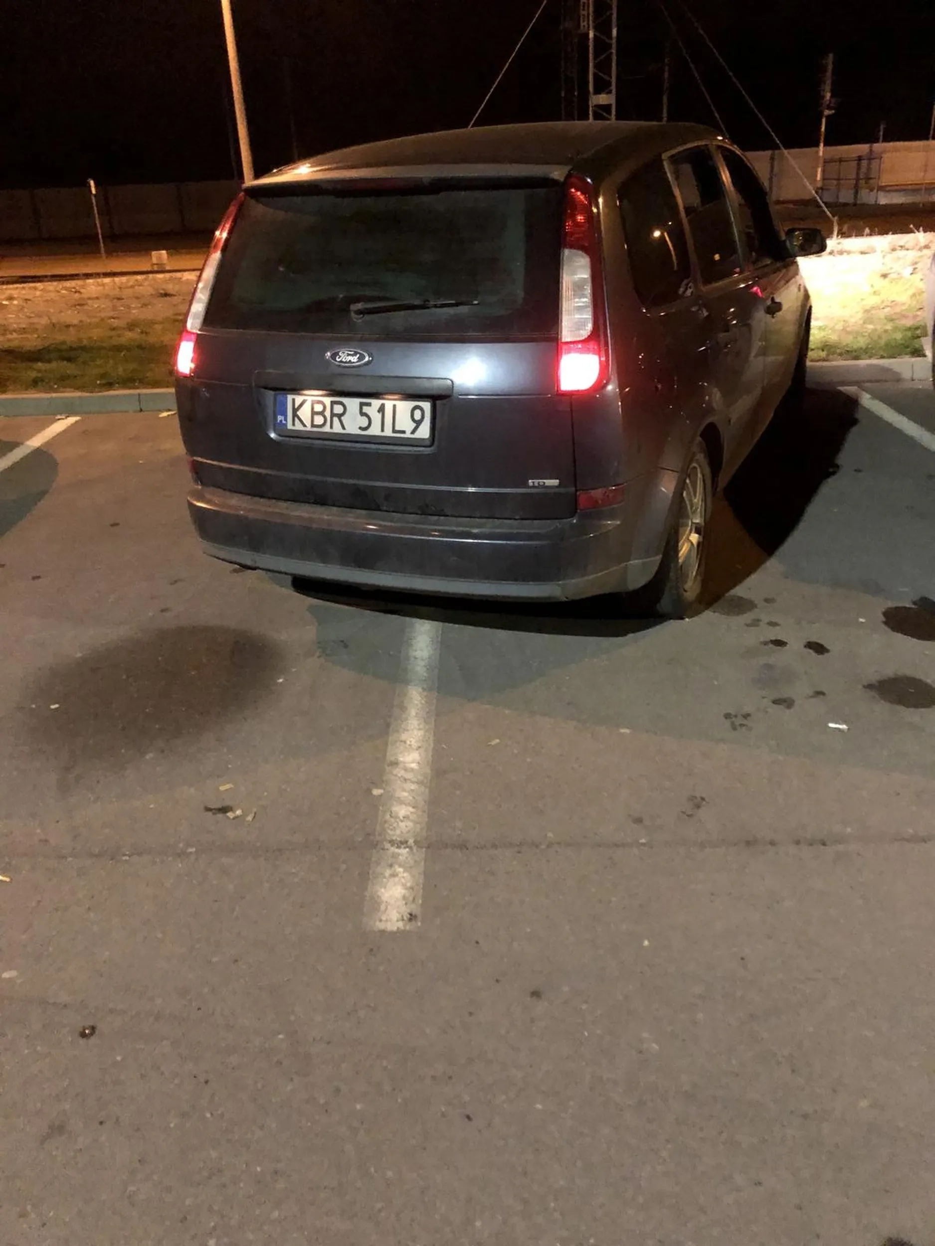 Ciele stoi na dwóch miejscach parkingowych. Kobiety…