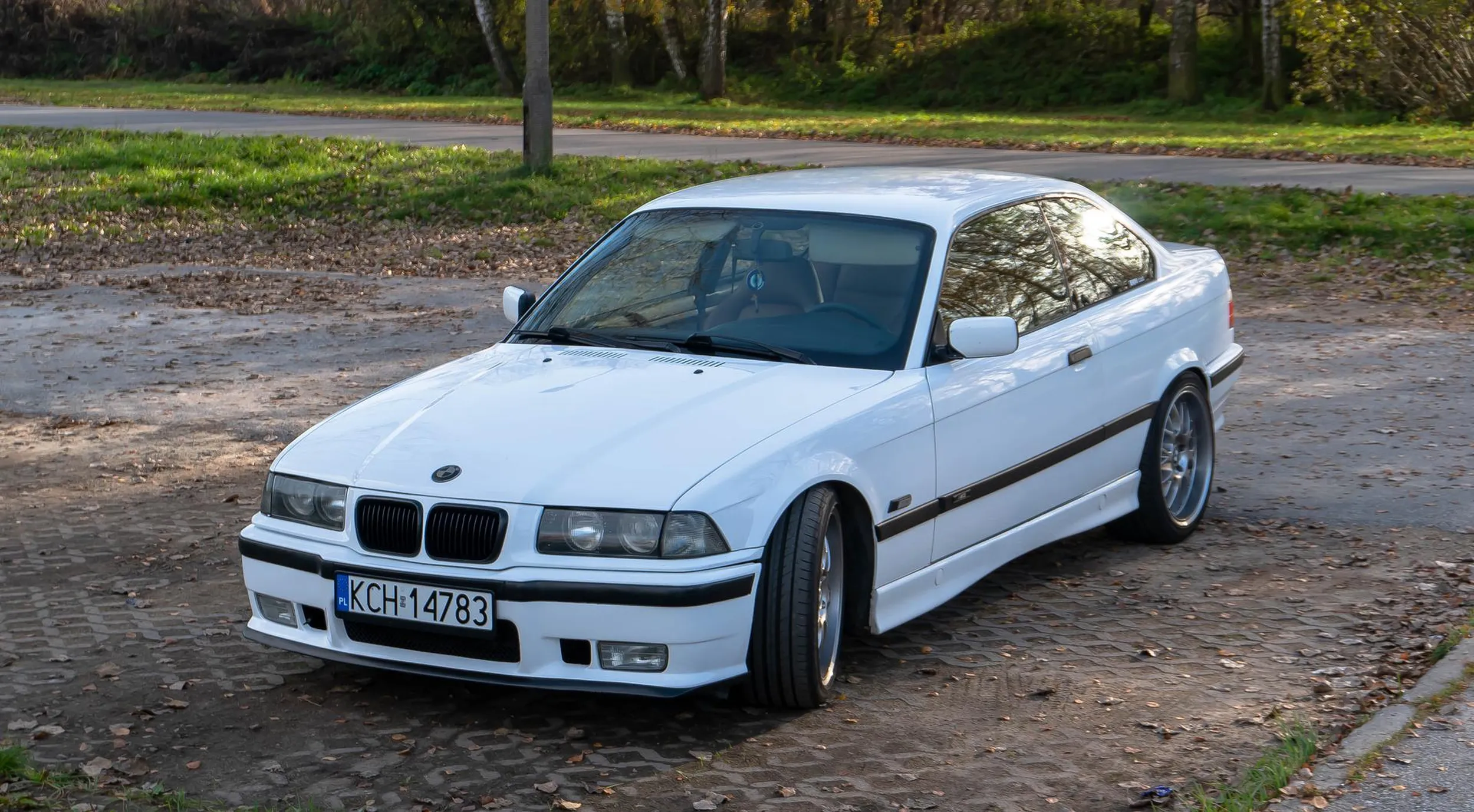 Fajne BMW, miałem w ręce aparat to zrobiłem zdjęcie. Nic tylko szanować i umiejętnie jeździć. pozdrawiam