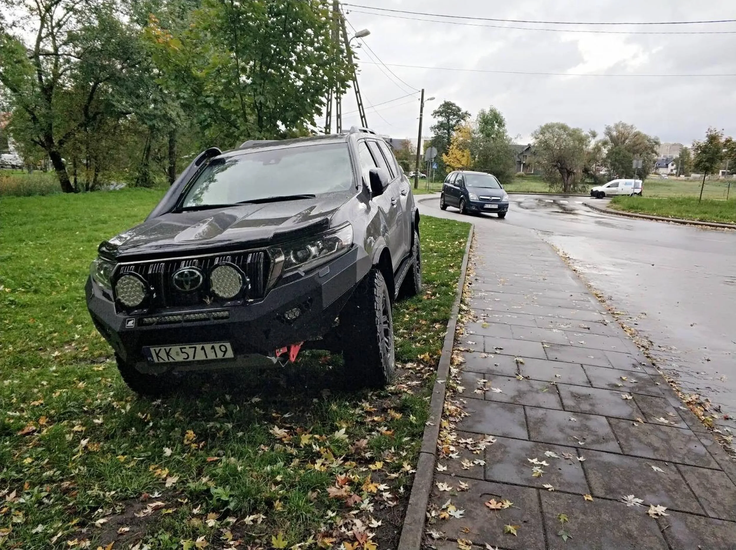 Bardzo proszę nie rozjeżdżać trawników i nie jeździć po chodniku. Przed maską tak podniesionego samochodu łatwo przeoczyć dziecko zwłaszcza, że zaparkowali Państwo przy zespole szkolno-prezdszkolnym. Uderzenie w pieszego stalowym zderzakiem bez homologacji drogowej może być naprawdę dotkliwe w skutkach nawet przy niewielkiej prędkości.