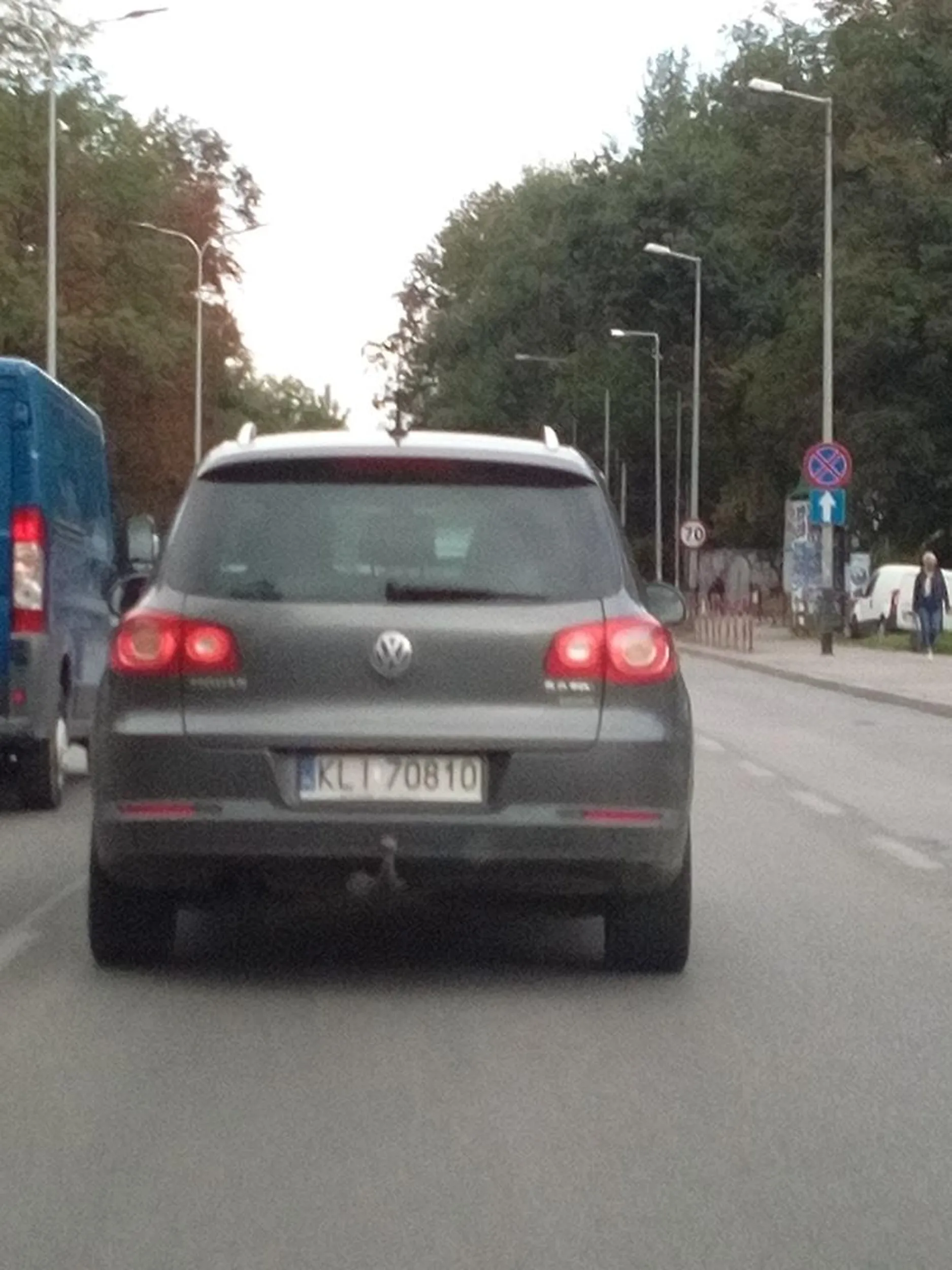 Kierowca zmienia ciągle bez sensu pasy. Brak zdecydowania gdzie pojedzie