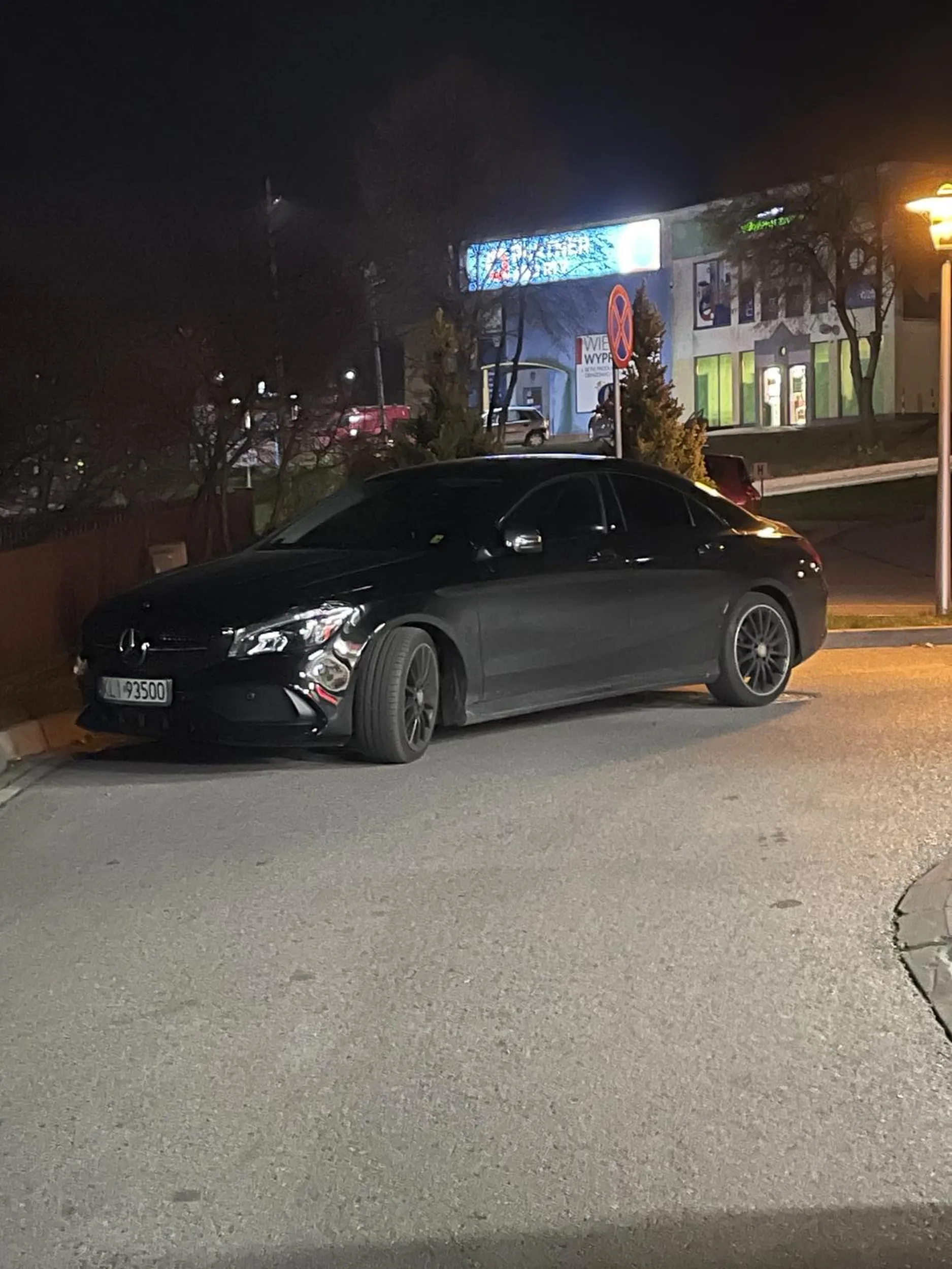 Tak w Limanowej parkuje trzoda chlewna, centralnie na łuku a parking pusty...