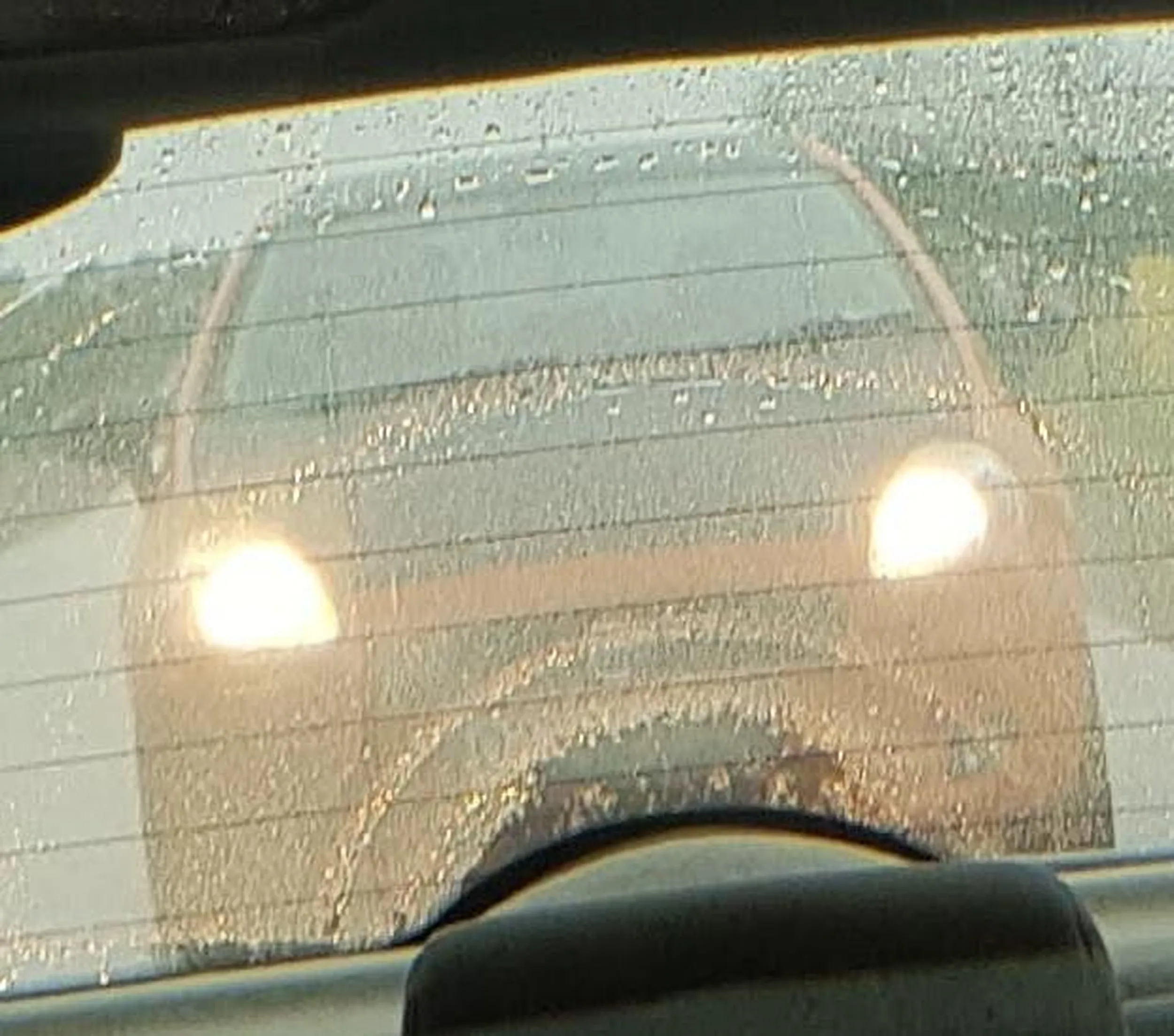 kierowca pomaranczowego punto chyba udaje młodego rajdowca, podjeżdża zbyt blisko, wyprzedza po czym prawie ląduje w rowie, zagrożenie dla społeczeństwa...