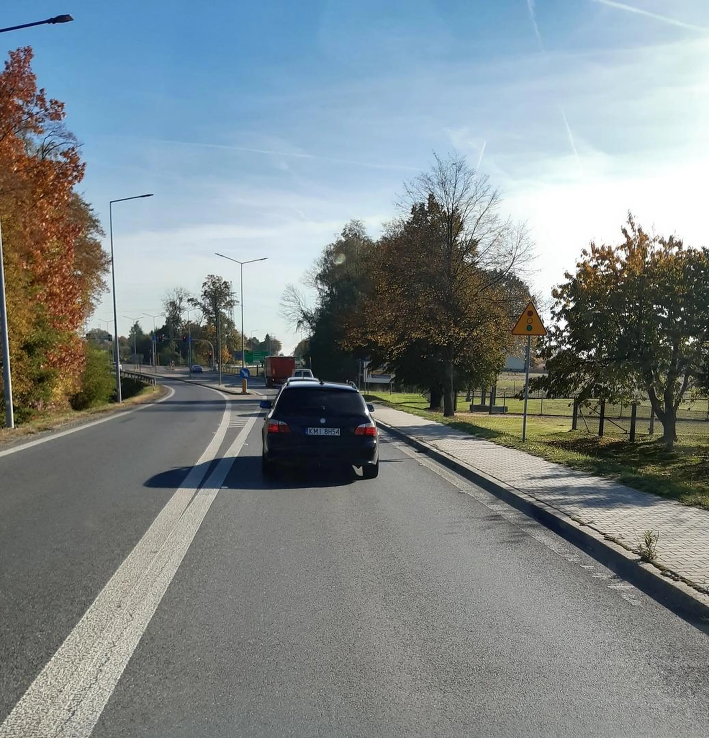 Typ prowadzący ten leciwy pojazd, urządza sobie wyścig w terenie zabudowany. Wyprzedza na podwójnej linii ciągłej przekraczając przy tym dozwoloną prędkość. Nie polecam typa.