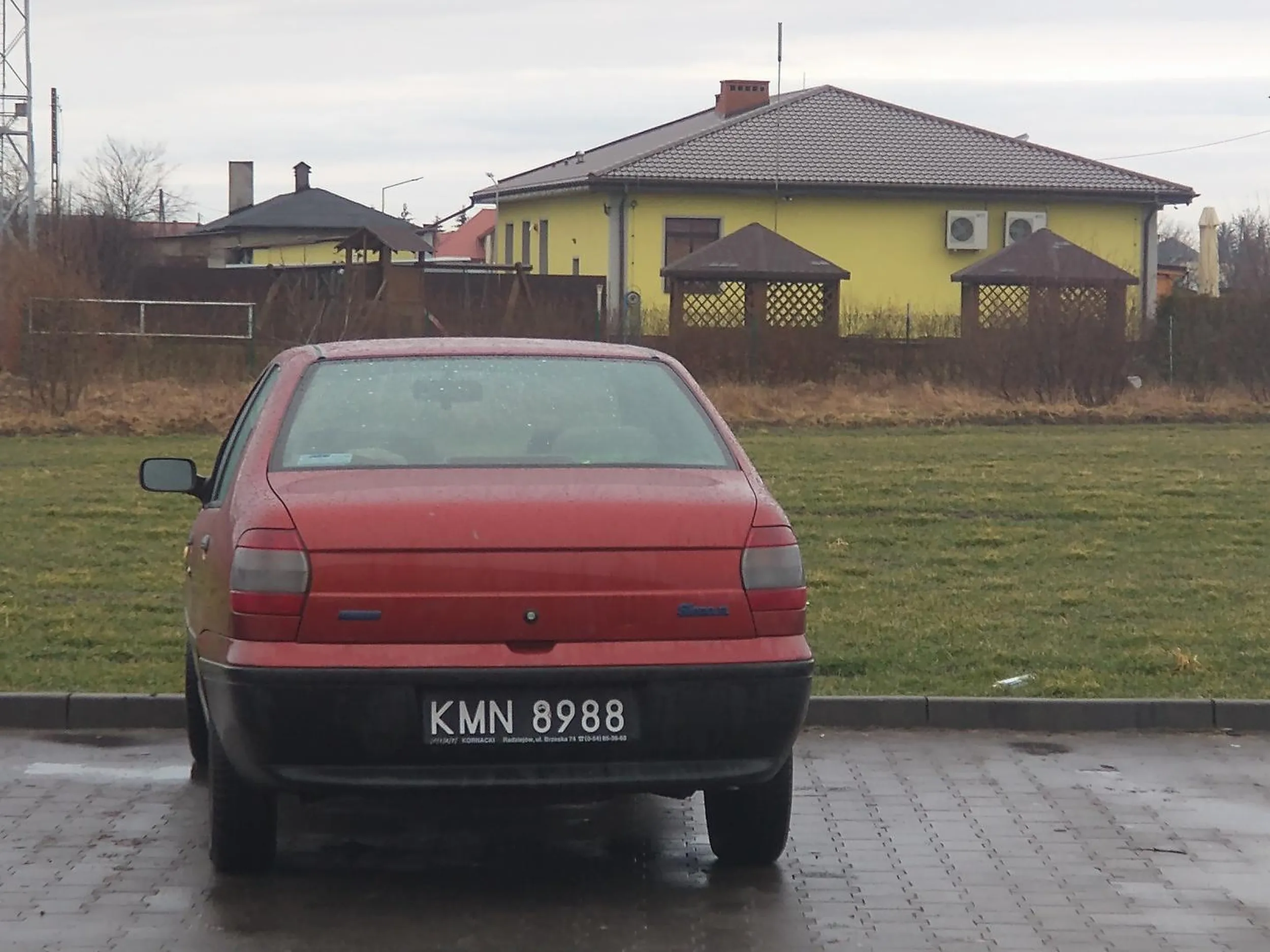 Stary samochód osobowy z czarnymi blachami.