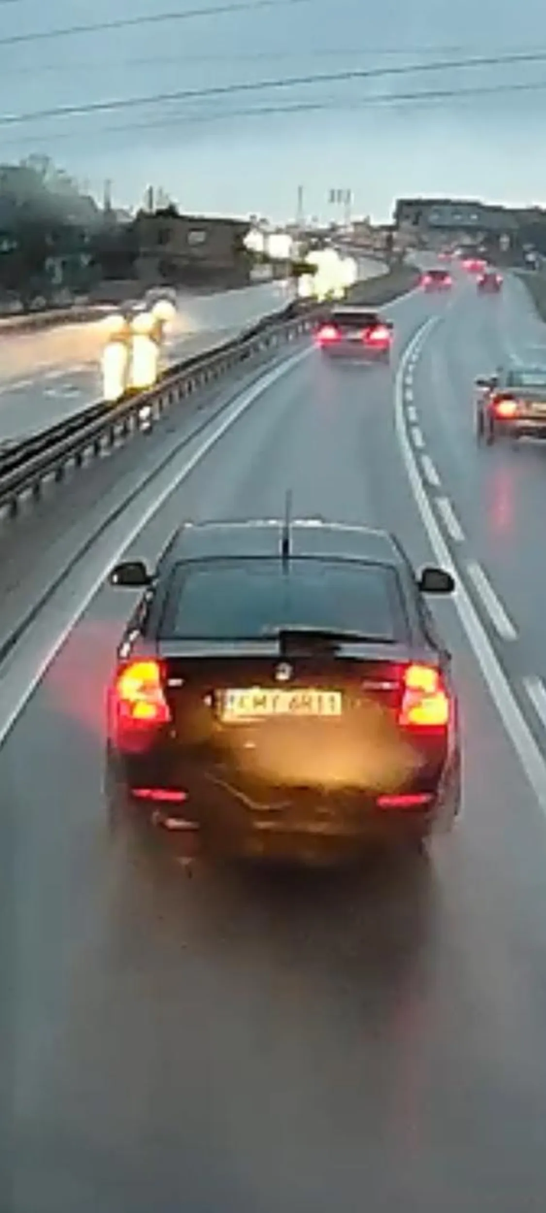 Kawał hama. Specjalnie blokuje lewy pas i nagle hamuje