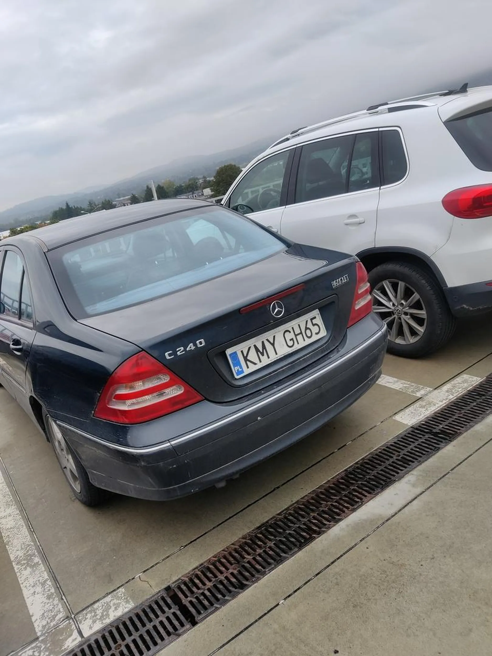 Następnym razem patrz co ktoś robi a nie ryj się jak świnia do koryta. Miejsca wystarczy dla wszystkich