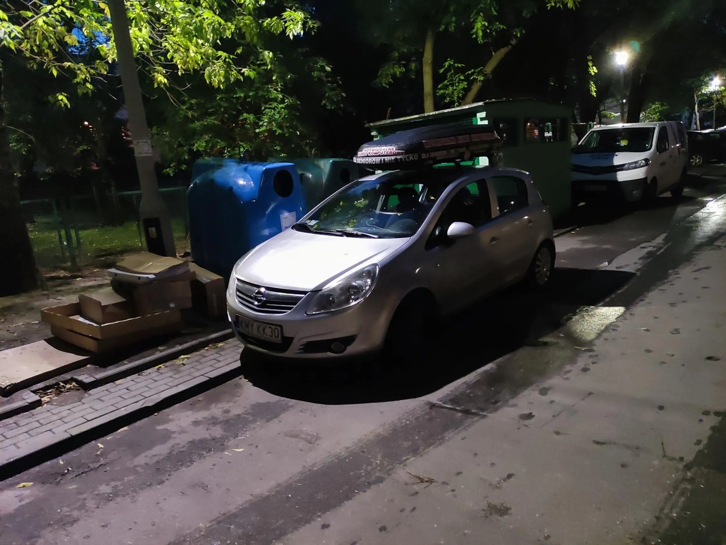 Bezczelnie zablokował śmietniki. Kusiło, żeby mu te pudła na samochodzie rozłożyć.