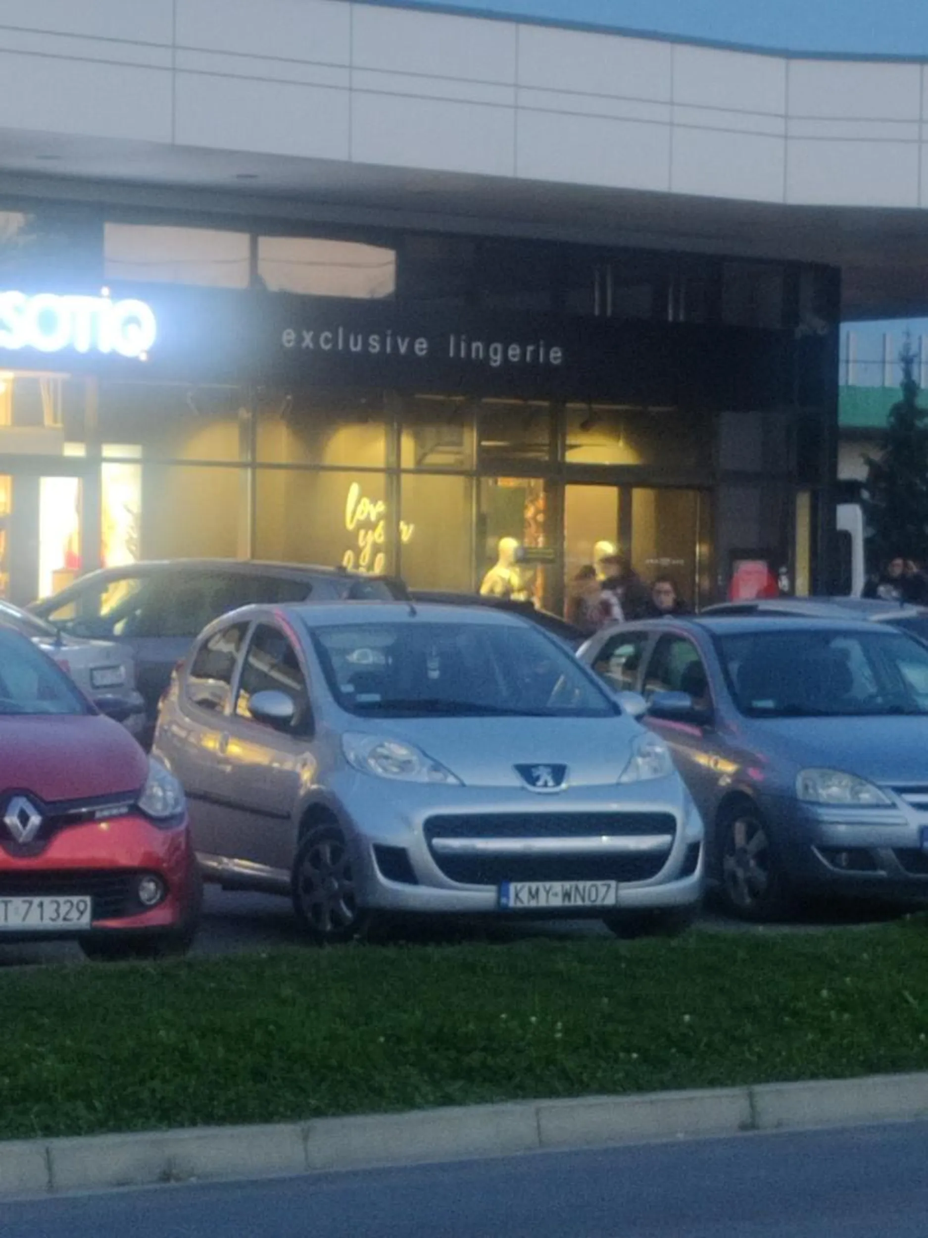 Głupia cipo nie widzisz że nie ma miejsca żeby cofać?? I tym palcem se w cipie pogrzeb