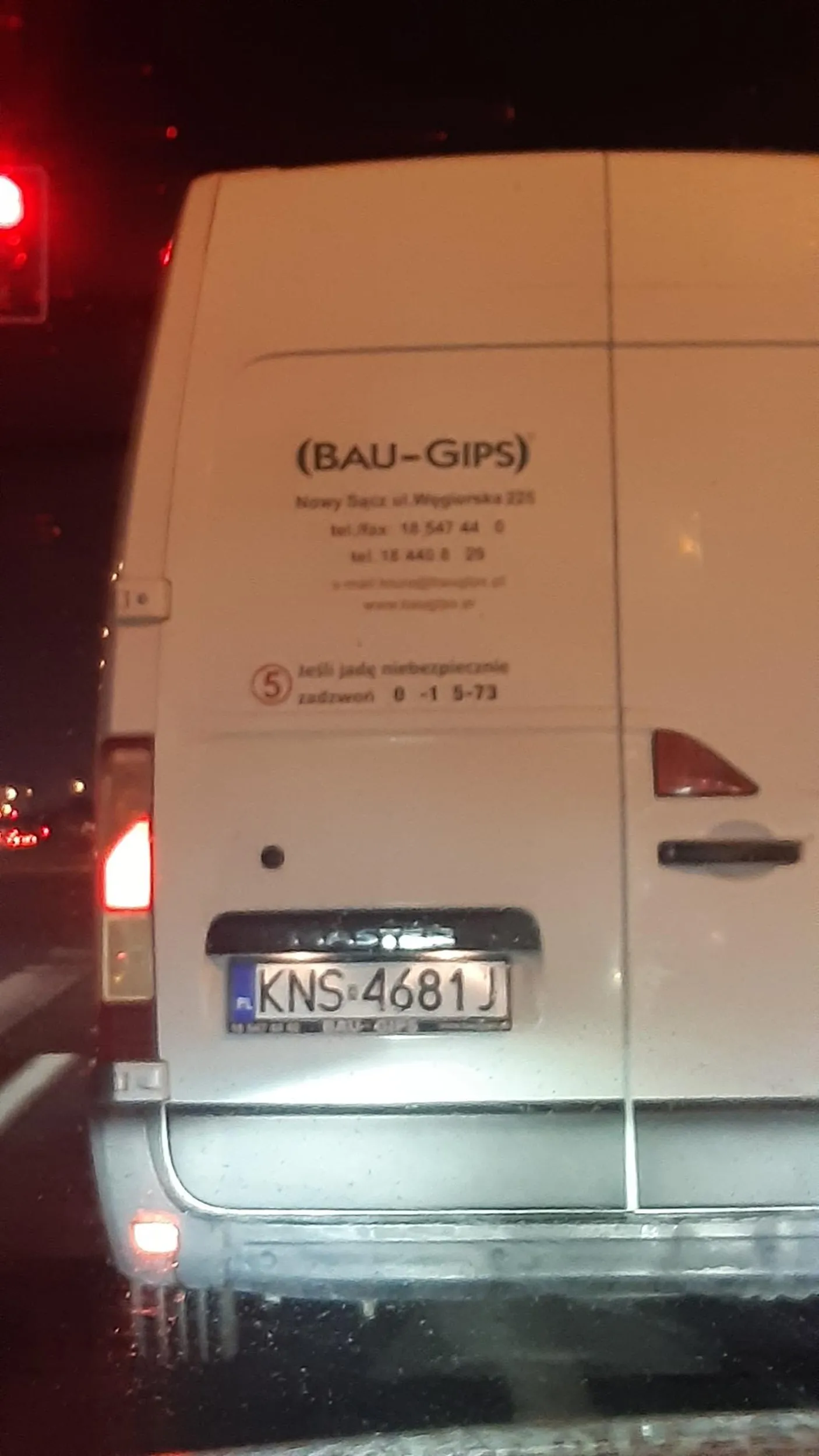 fatalny kierowca jadący dziś przez 5 km jedzie lewym pasem 50 km/h majac prawy pas wolny, ale go nie zajmuje tylko blokuje za soba 10 samochodow na lewym pasie