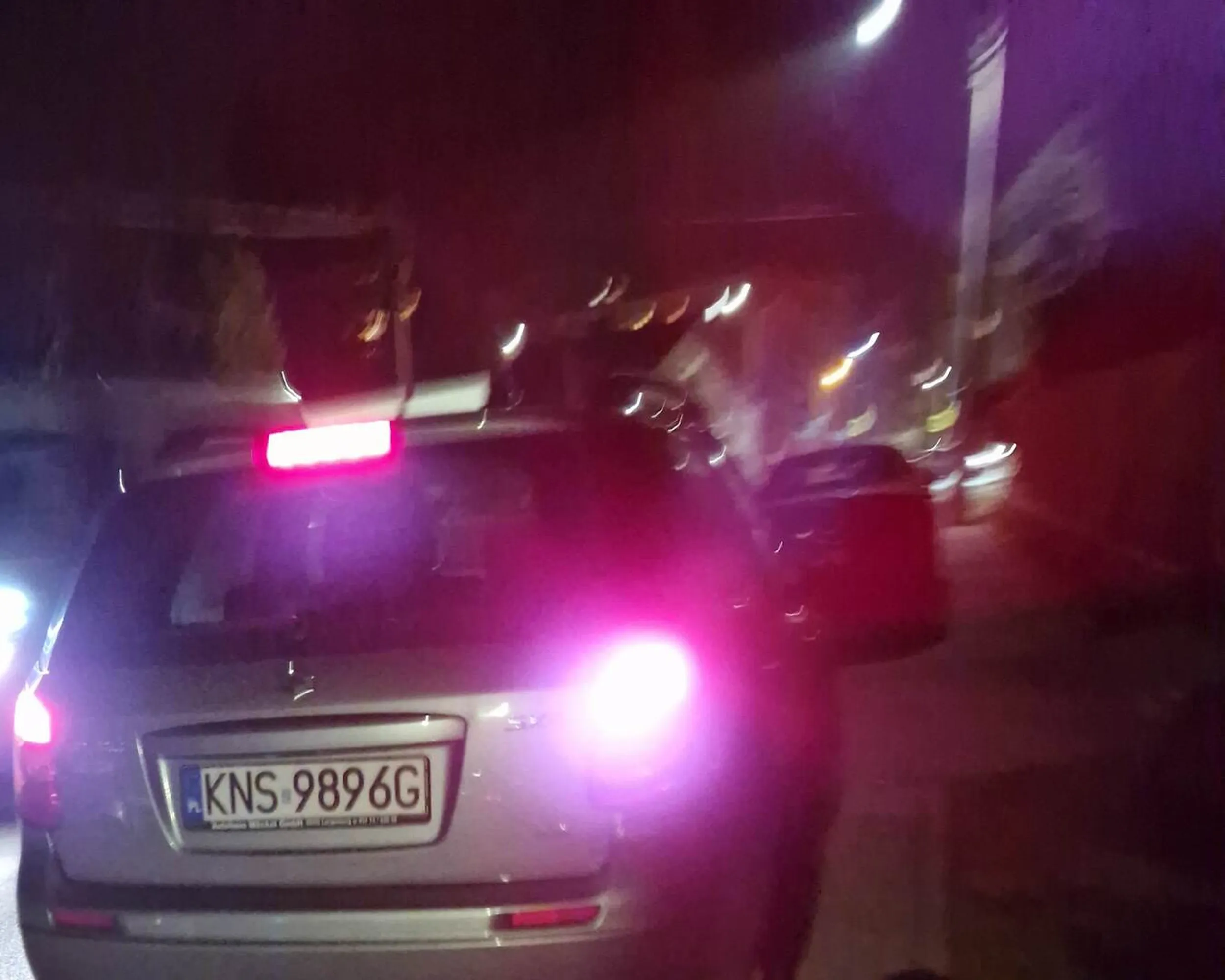 Zatrzymywanie się na środku chodnika przez co musiałem przejść z wózkiem po ulicy...