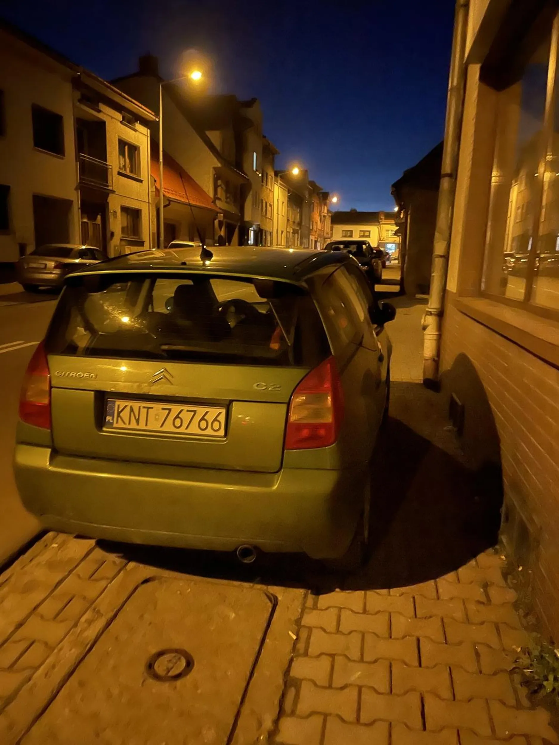 Gratuluje przemyślanego parkowania, złożone lusterka bardzo ułatwiają przejdzie z wózkiem :)