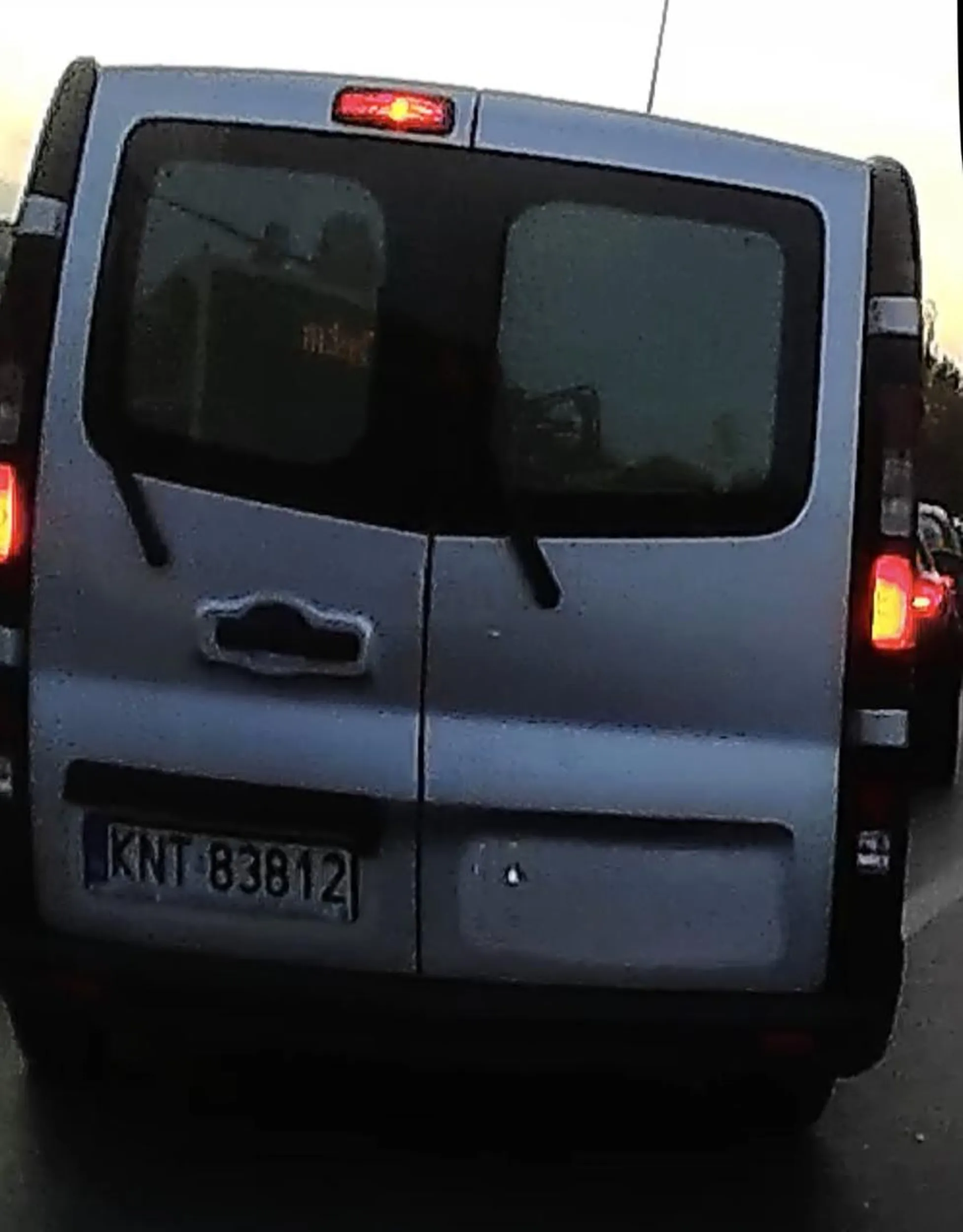 Wymusza pierwszeństwo, a następnie bluzga przez okno.