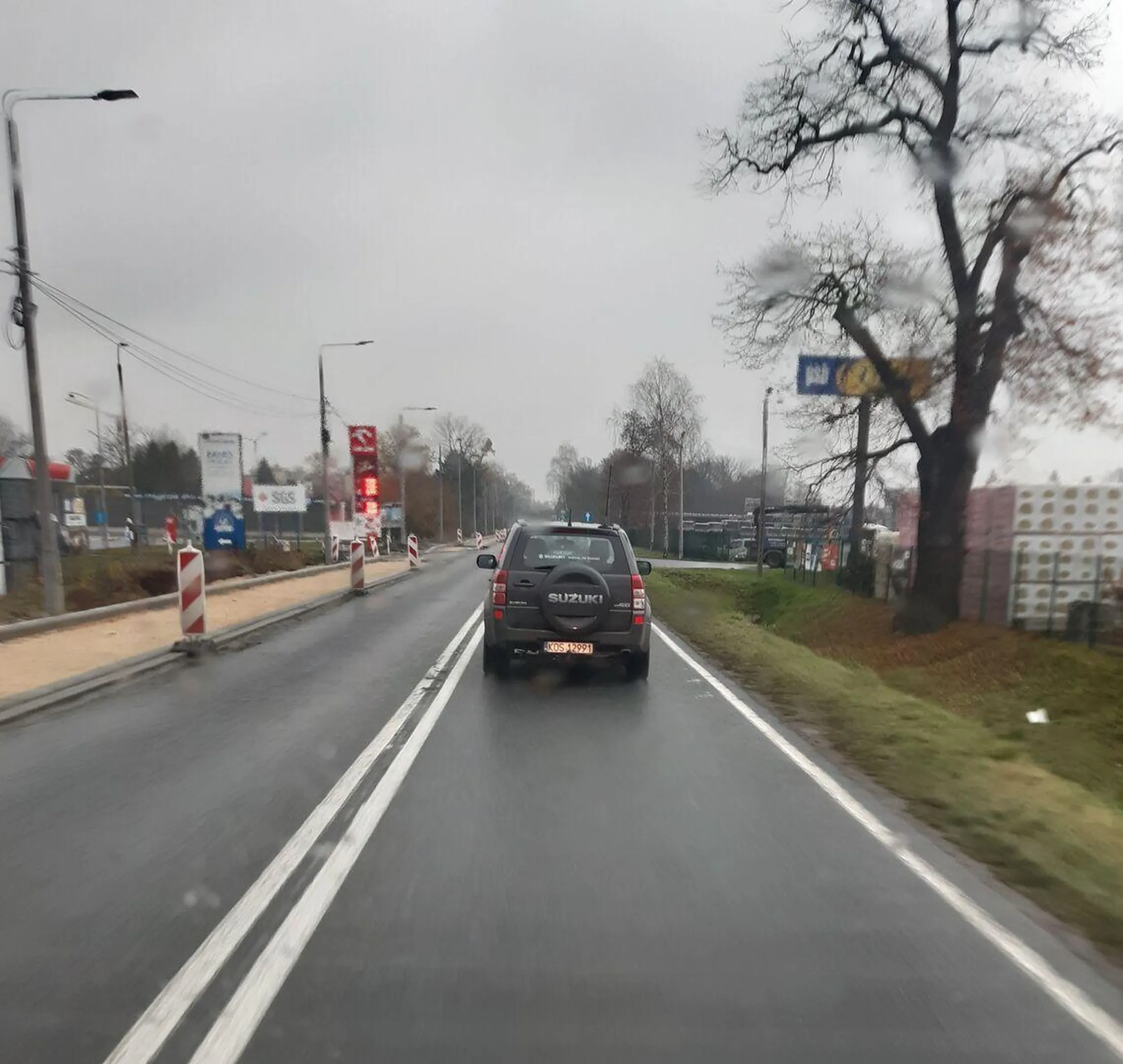 Typ chwilę wcześniej wyprzedził mnie na podwójnej linii ciągłej. Dodatkowo nie używa kierunkowskazów i świateł mijania podczas deszczowej i pochmurnej pogody. Nie polecam.