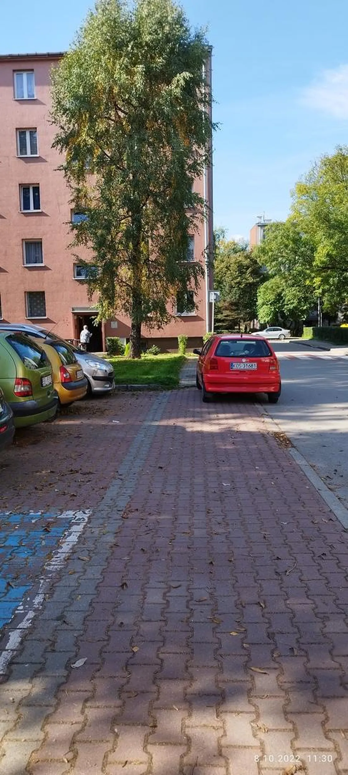 Właścicielka lubi zastawiać parking, a kiedy zwróci się jej uwagę, że blokuje pojazdy chcące wyjechać to jeszcze ma pretensje.