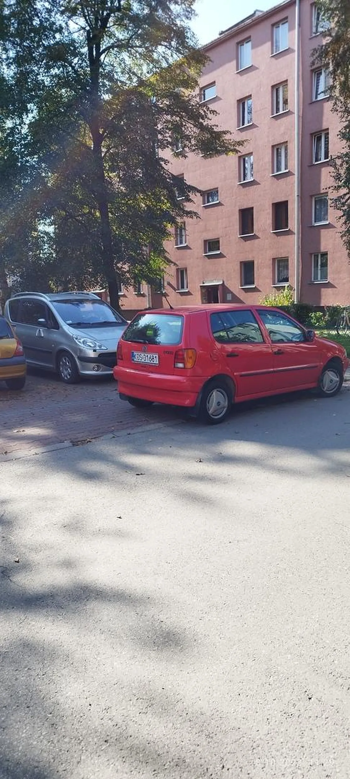 Właścicielka lubi zastawiać parking, a kiedy zwróci się jej uwagę, że blokuje pojazdy chcące wyjechać to jeszcze ma pretensje.