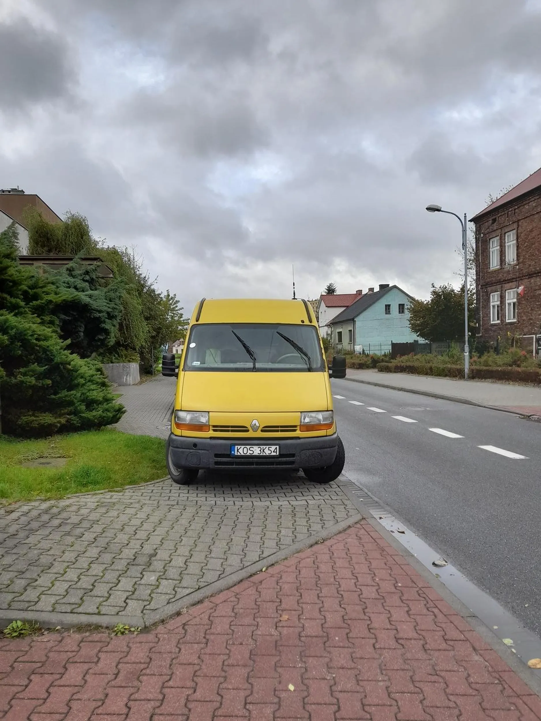 W naszej pipidówie mieszka zjeb, którego wstydziłyby się zatłoczone metropolie. Zrozum ciężki młocie, że nie jesteś sam na świecie. Ludzie starzy, niepełnosprawni na wózkach, rodzice z małymi dziećmi też potrzebują dostępu do poczty, a go zablokowałeś. Były w pobliżu wolne miejsca parkingowe. I nie ma tłumaczenia "ja ino na moment". Powinieneś dostać publicznie tuzin batów na gołą dupę.