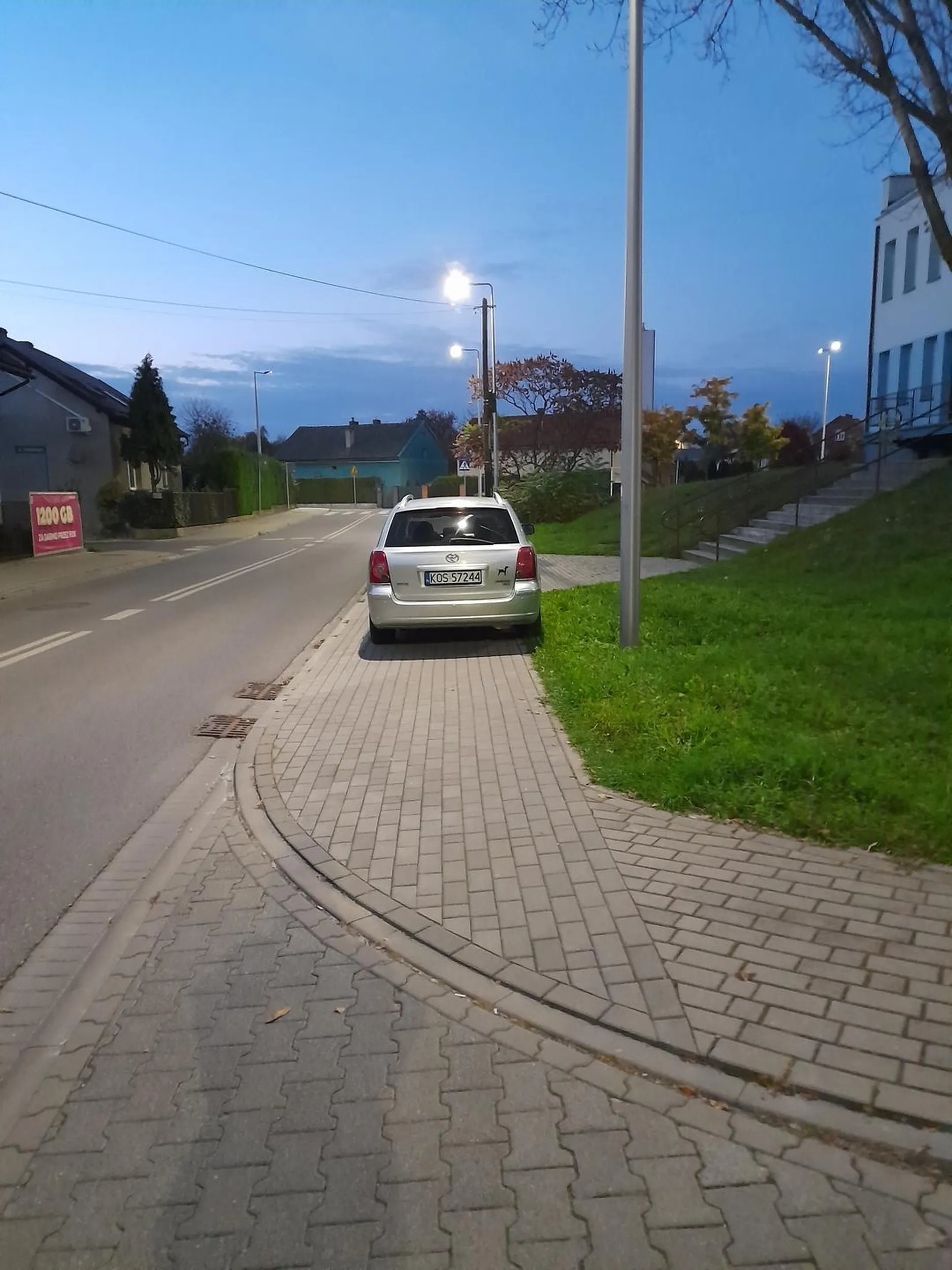 Wczorajsze popołudnie. Po obu stronach ośrodka zdrowia były wolne miejsca parkingowe dosłownie pod samymi drzwiami, ale baba znalazła sposób, żeby innym przeszkadzać i nic na tym nie zyskać.