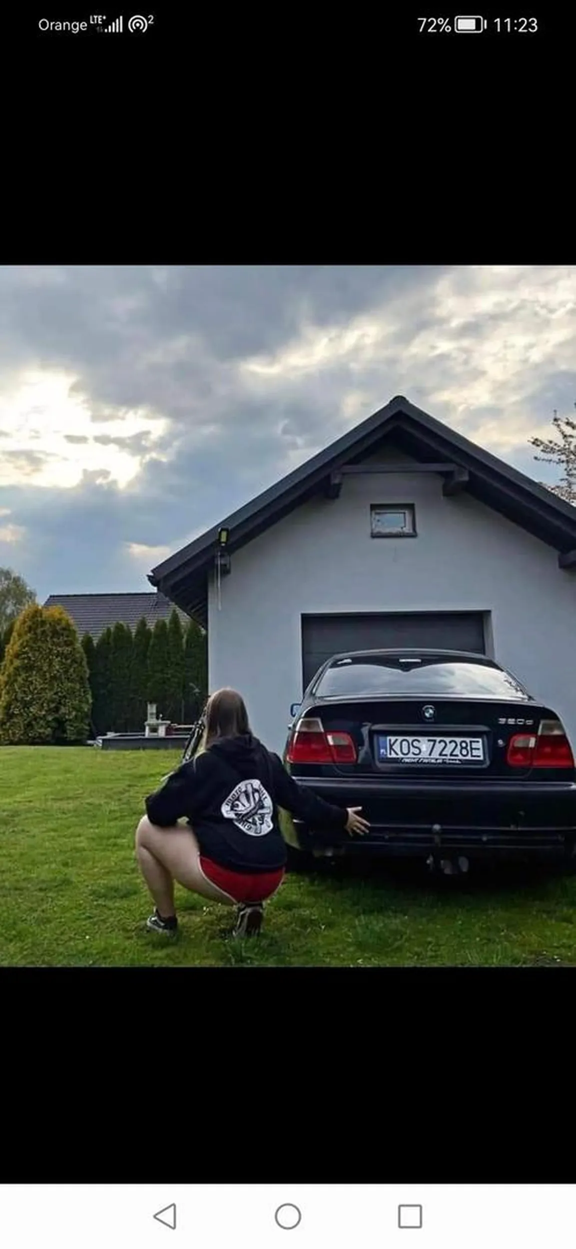 Laska, która wygląda jak mężczyzna na fotelu pasażera a za kierownicą brodaty pachoł ucieszony jakby trzymał za cyce Celine Dion... ???? Co powiedzieć typowo wiejski duet.