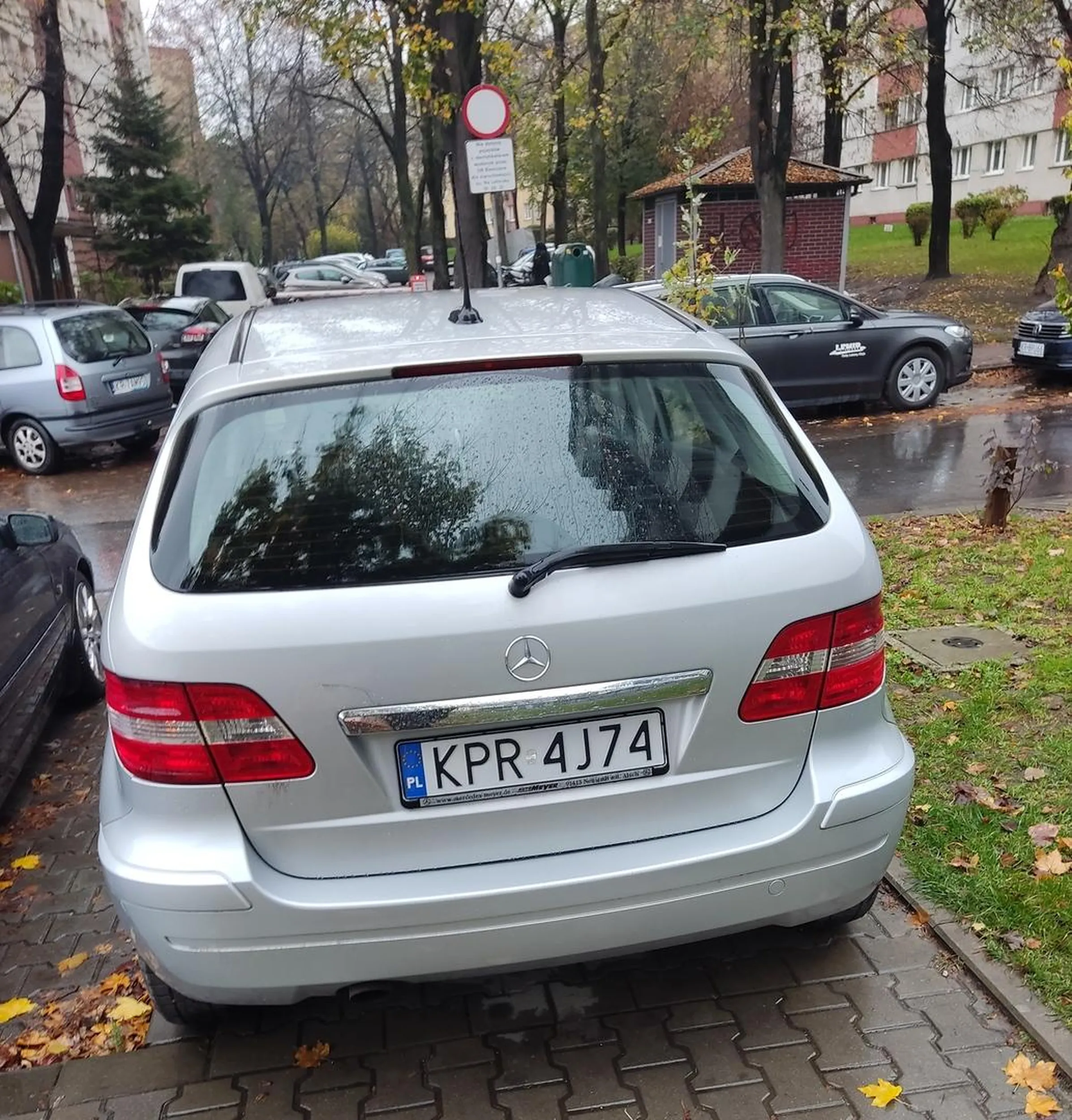 Ameba chyba nigdy się nie nauczy nie parkować na chodniku