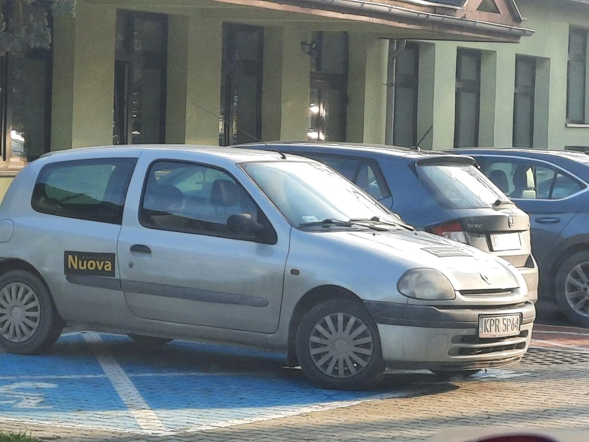 Dostawca stający na miejscach dla niepełnosprawnych