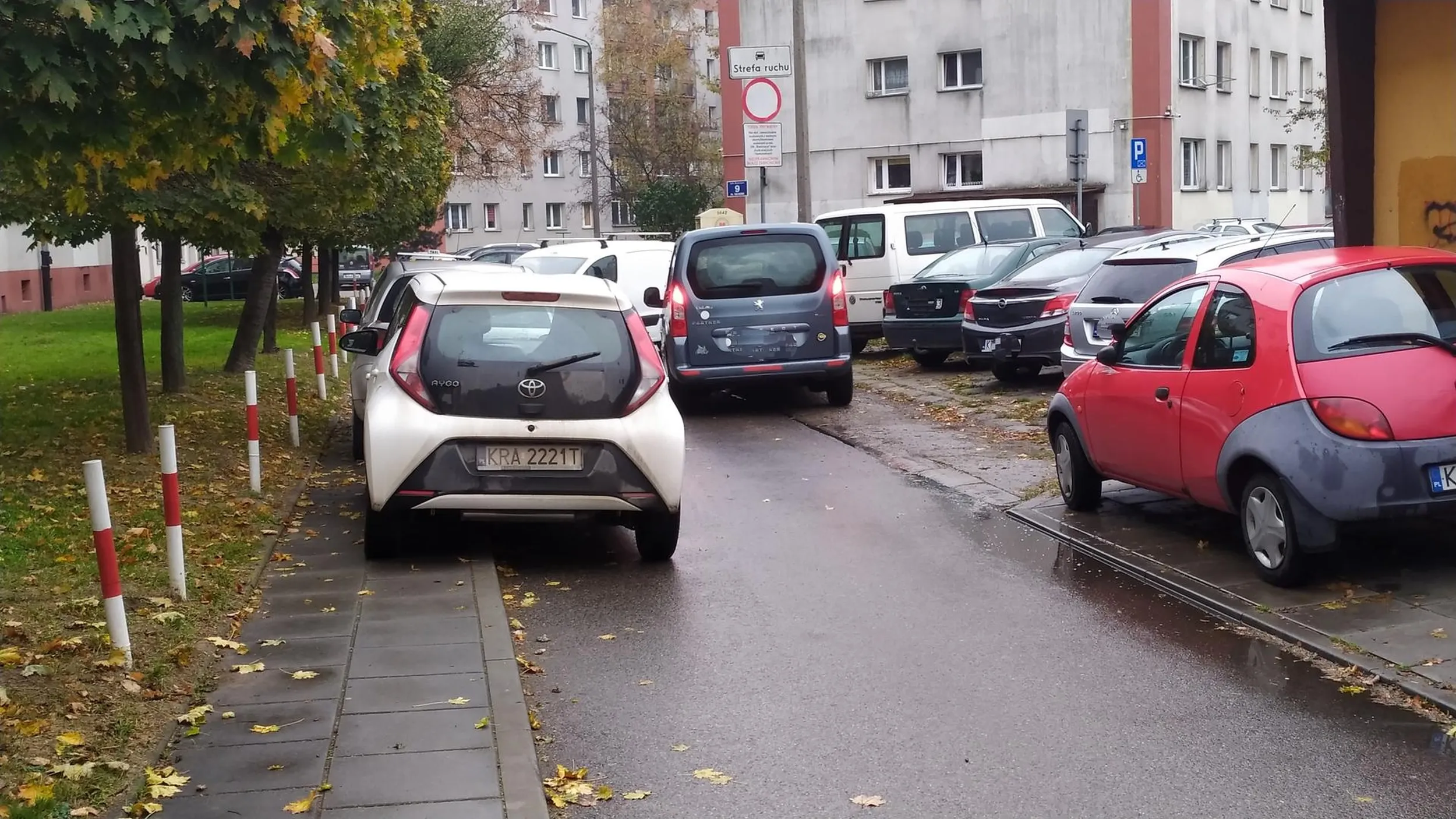 Parkuje bezmyślnie, w sposób znacznie utrudniający przejazd.