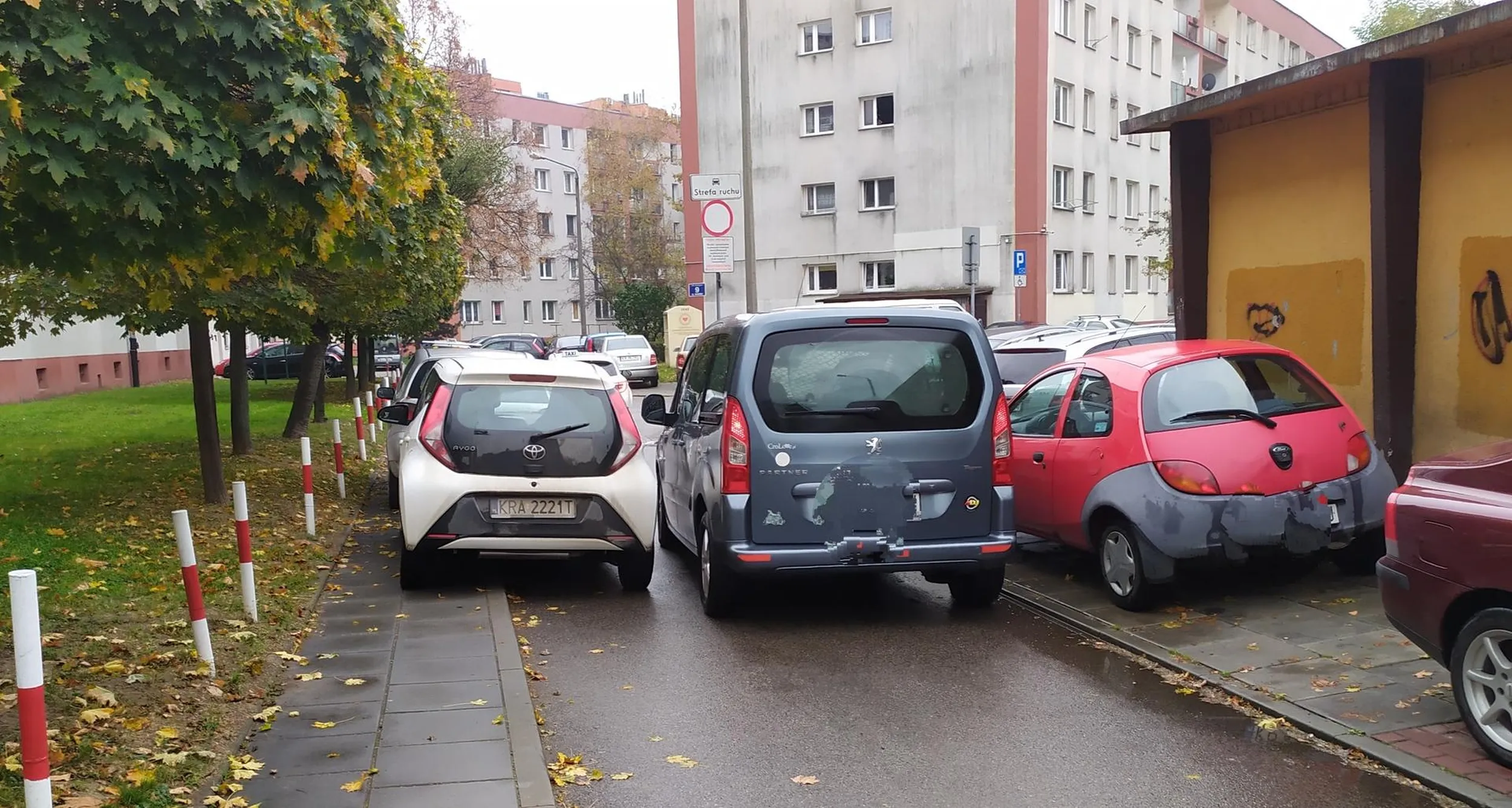 Parkuje bezmyślnie, w sposób znacznie utrudniający przejazd.