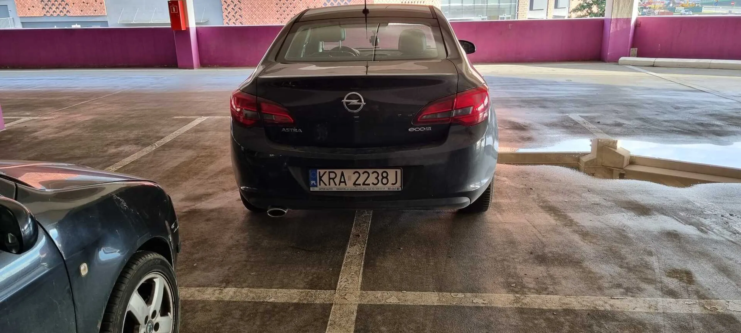 Jak widać na zdjęciu. Pół godziny później wszystkie miejsca były zajęte  więc karny k się należy